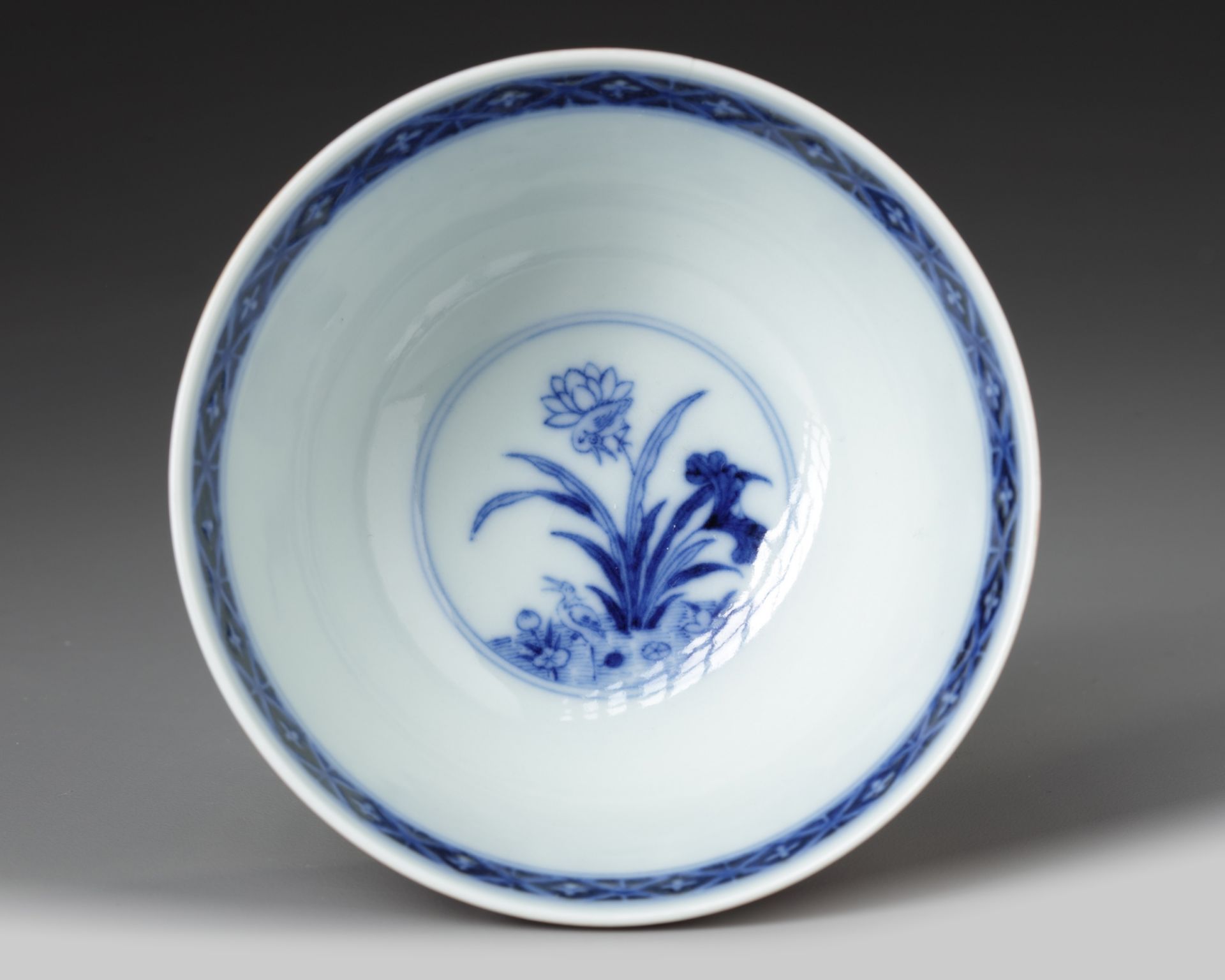 A Chinese coral-red-ground blue and white bowl - Image 4 of 5