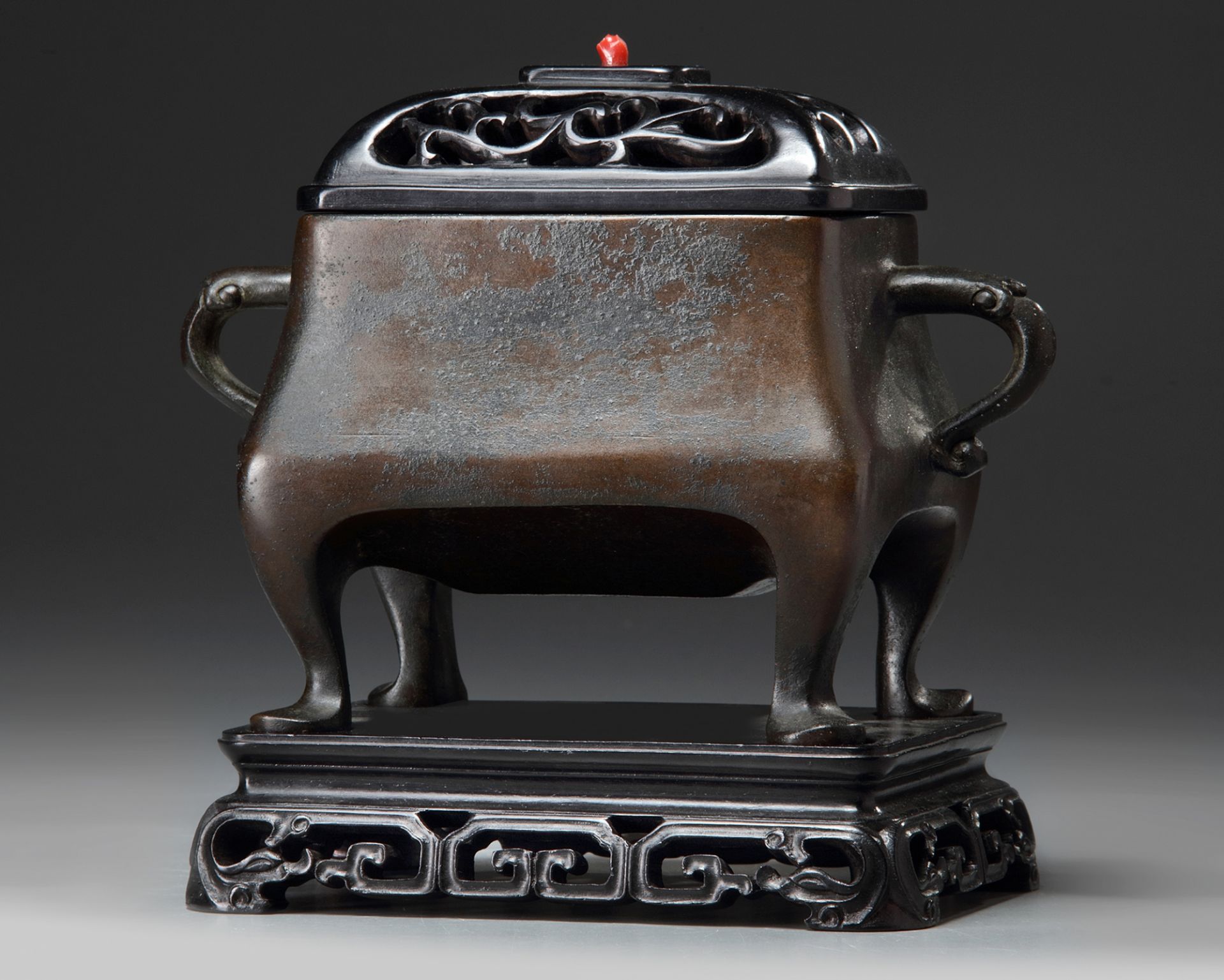 A Chinese bronze rectangular censer - Bild 2 aus 5