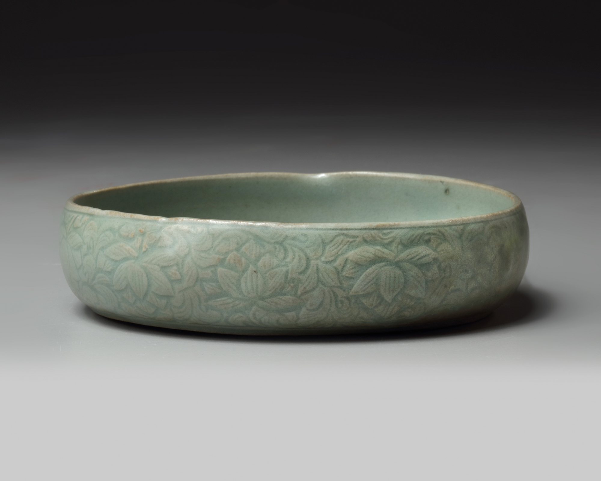 A Korean celadon-glazed 'fish and waves' washer - Image 2 of 3