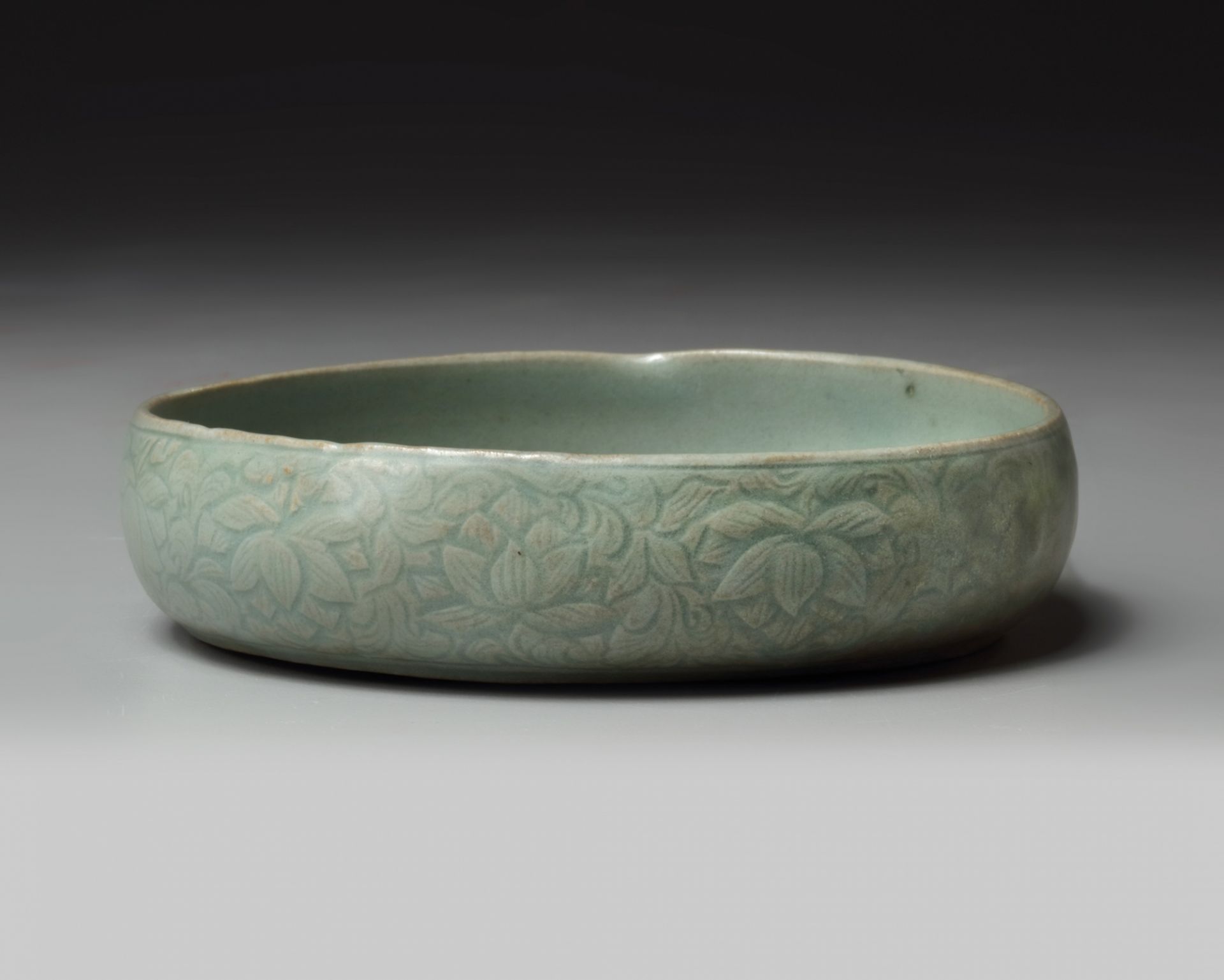 A Korean celadon-glazed 'fish and waves' washer - Bild 2 aus 3