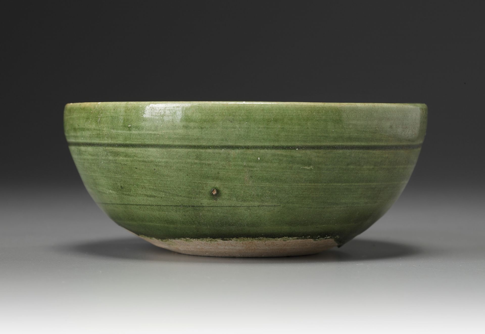 A Chinese green lead-glazed bowl - Bild 3 aus 5