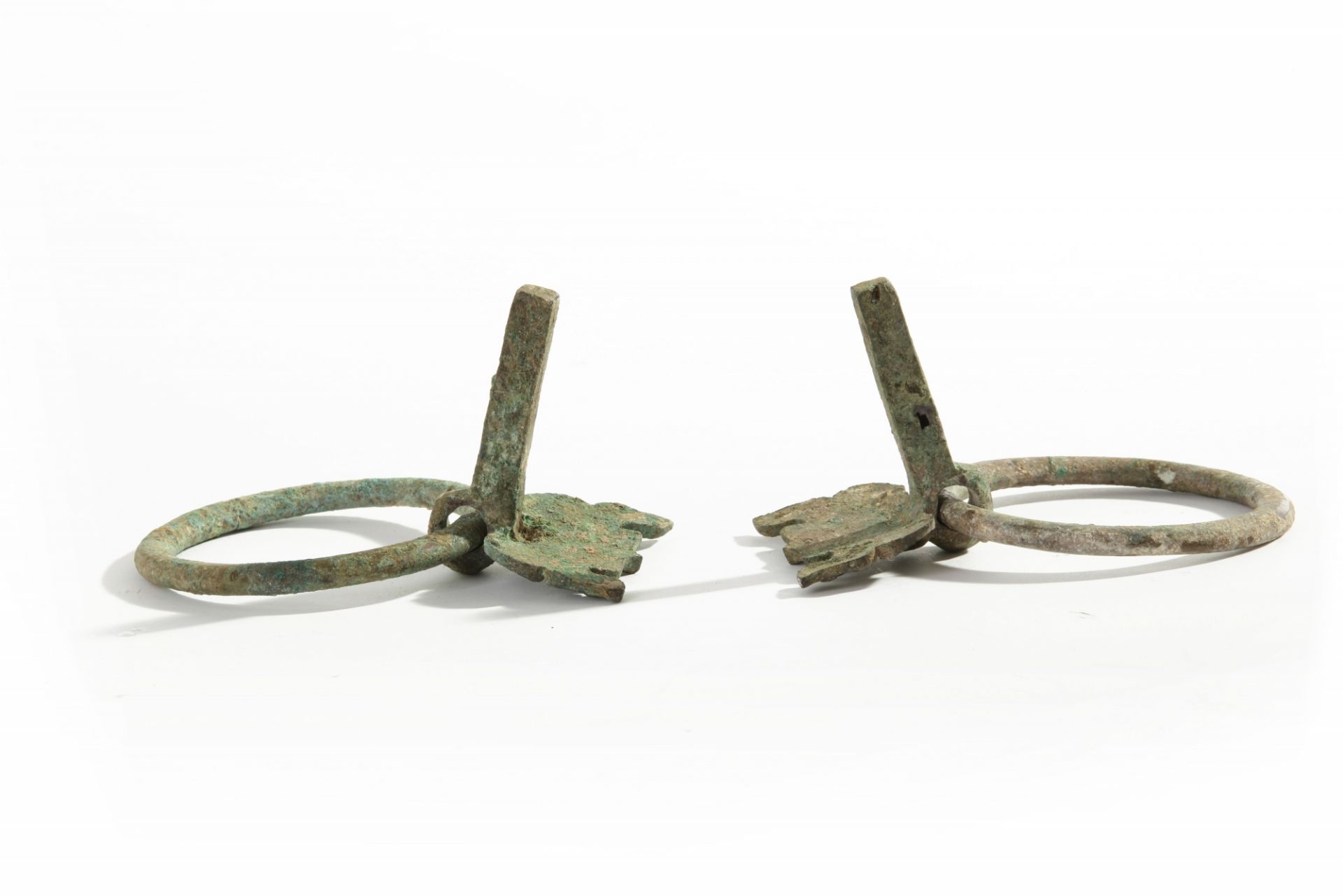 A pair of Chinese bronze taotie mask fittings with loose-ring handles - Bild 4 aus 4
