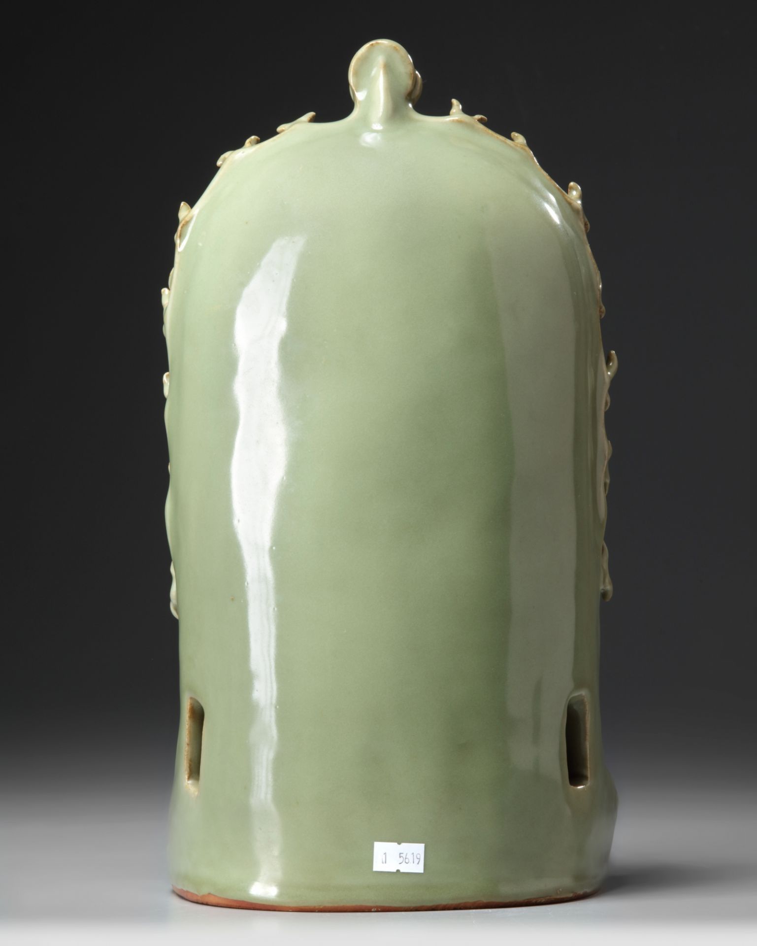 A Chinese Longquan celadon glazed grotto - Bild 4 aus 5