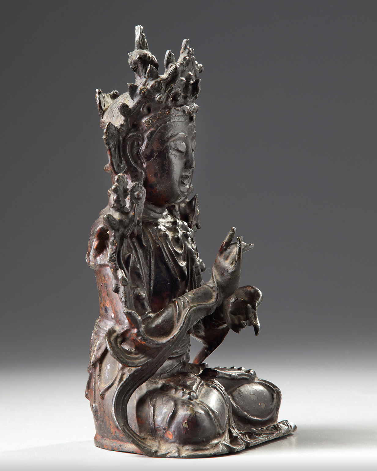 A Chinese gilt laquered bronze Guanyin - Image 2 of 6