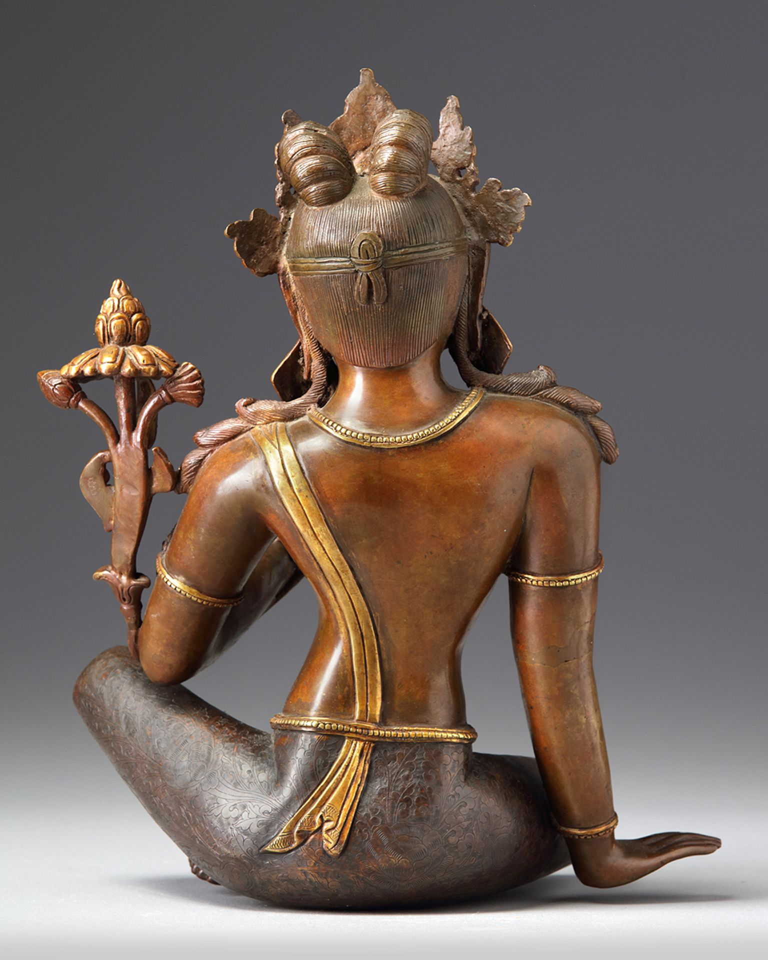 A Nepalese parcel gilt bronze figure of a bodhisattva - Bild 4 aus 5
