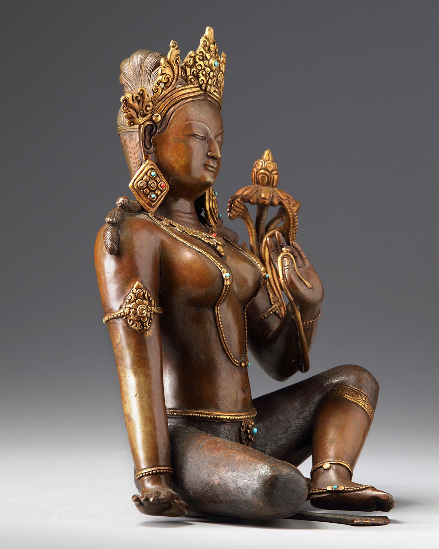 A Nepalese parcel gilt bronze figure of a bodhisattva - Bild 2 aus 5