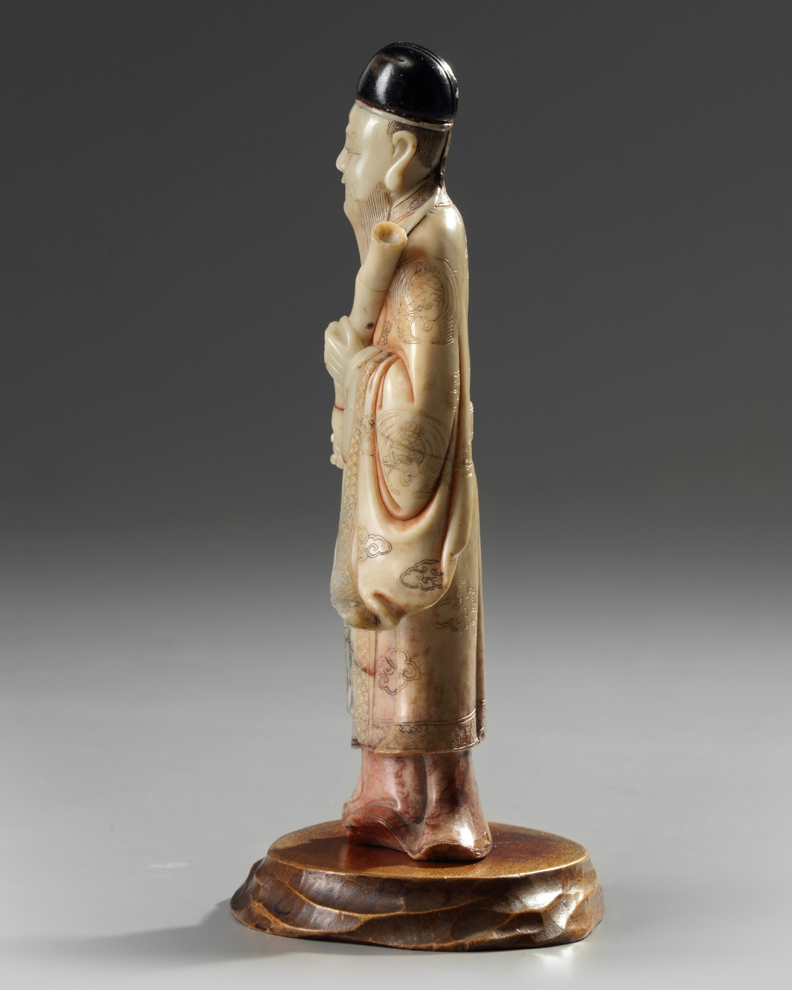 A Chinese soapstone figure of an Immortal - Image 3 of 6
