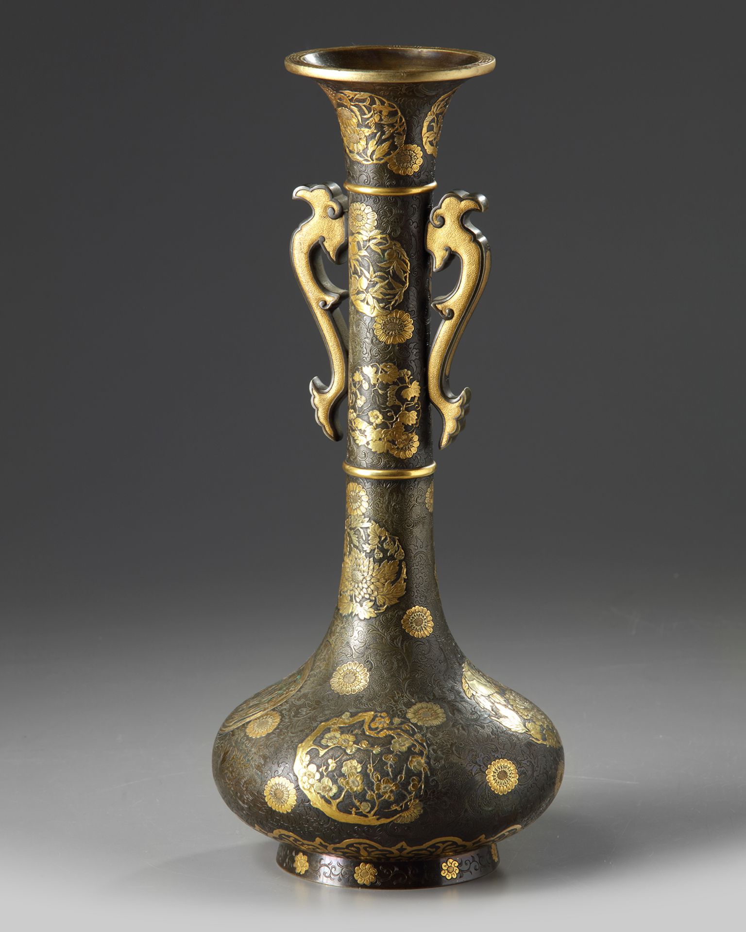 A Japanese gilt bronze vase - Bild 3 aus 6