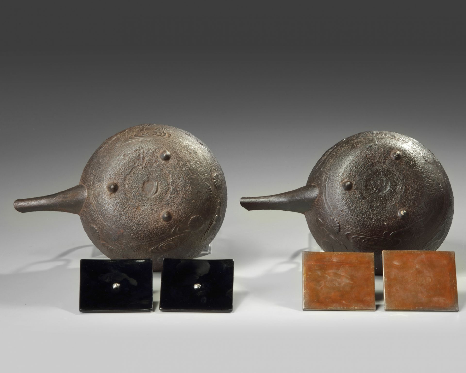 A pair of Japanese sake-kettles - Image 3 of 4