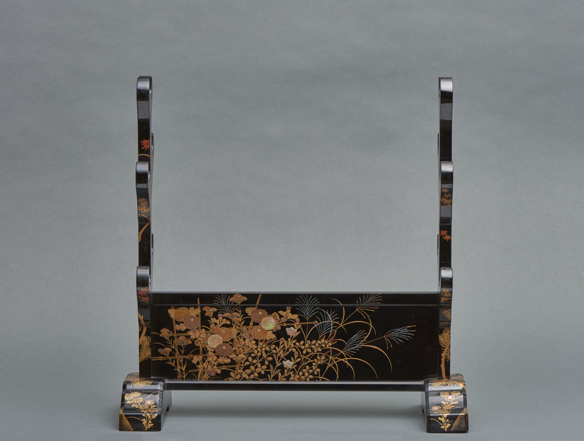 A Japanese black lacquered sword stand (katanakake) for five swords - Bild 2 aus 2