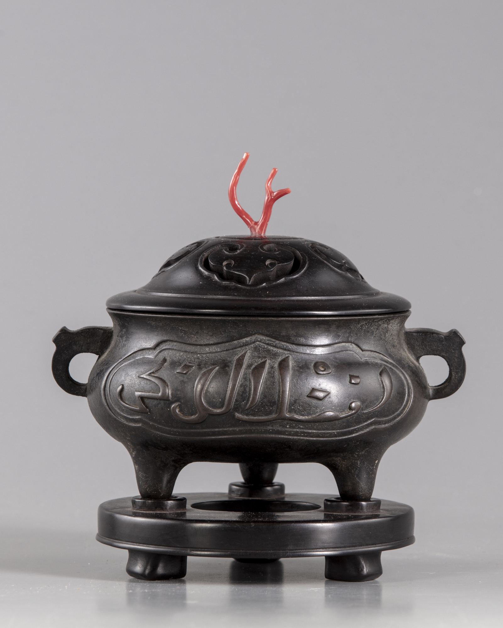 A Chinese bronze censer with wooden stand and cover - Image 2 of 3