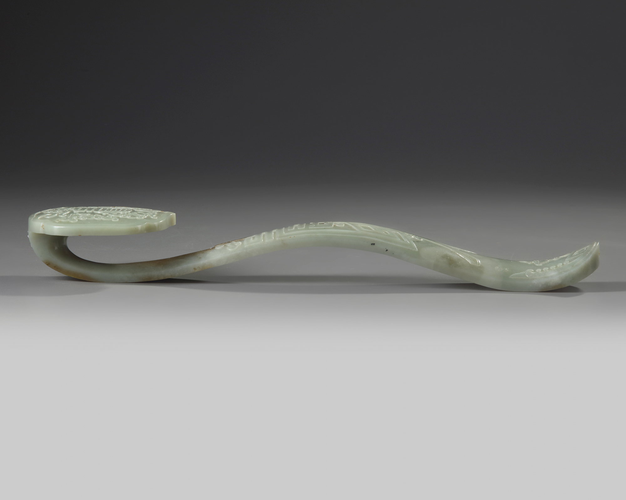 A Chinese pale celadon jade scepter - Image 2 of 4