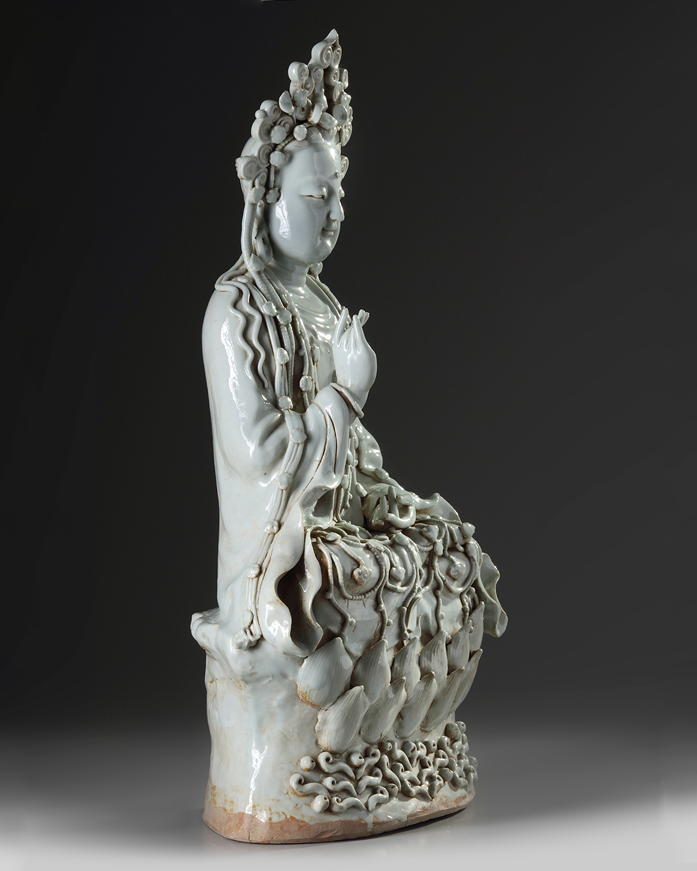 A large Chinese qingbai figure of Guanyin - Image 5 of 6