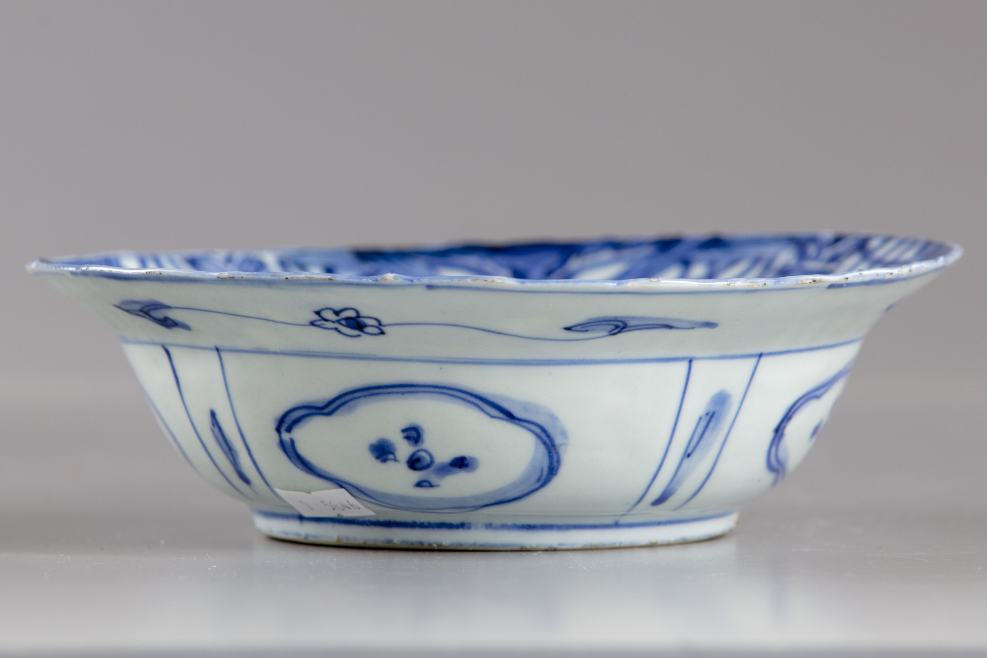 A Chinese blue and white 'grasshopper' 'Kraak porselein' bowl - Image 4 of 4