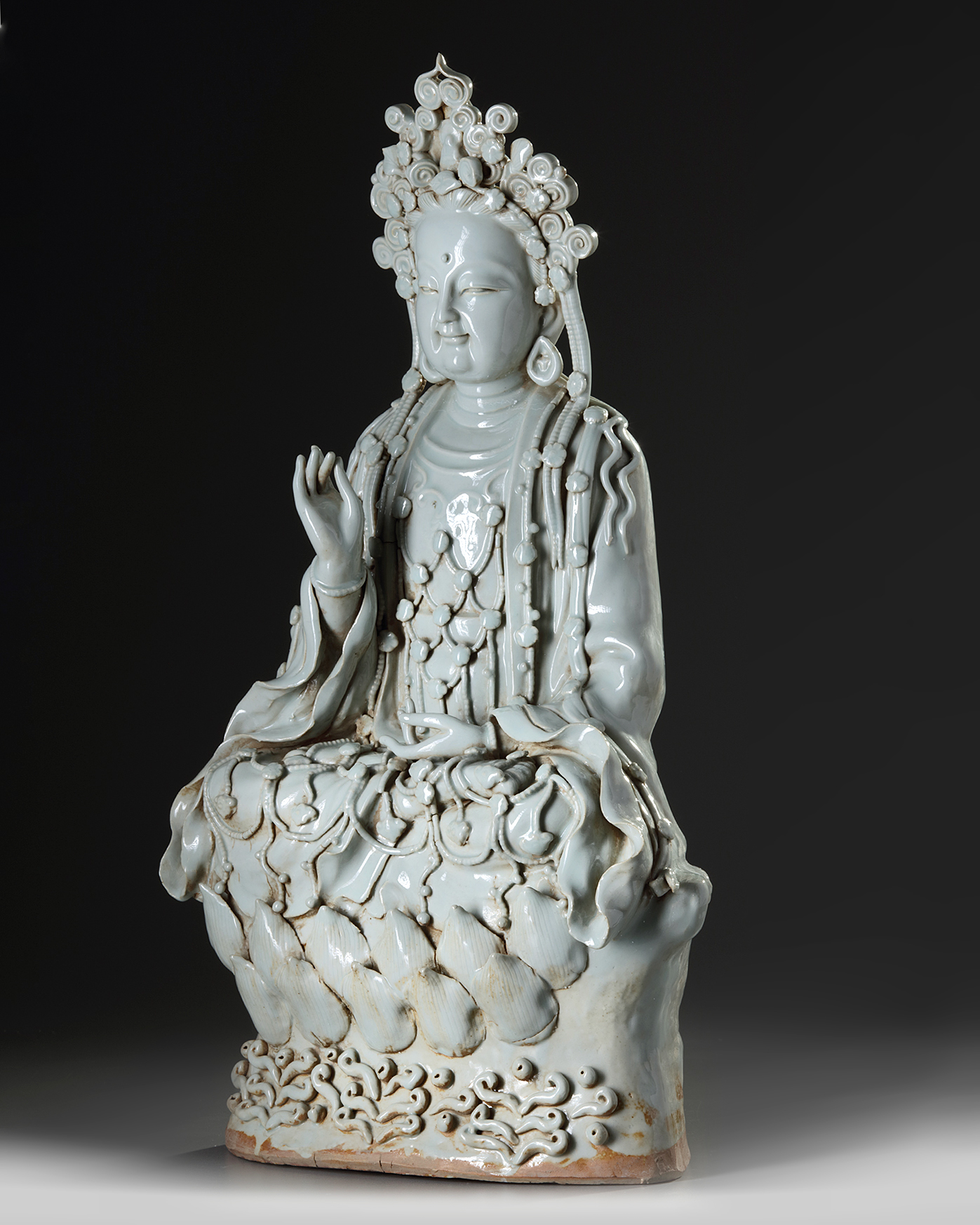 A large Chinese qingbai figure of Guanyin - Image 2 of 6