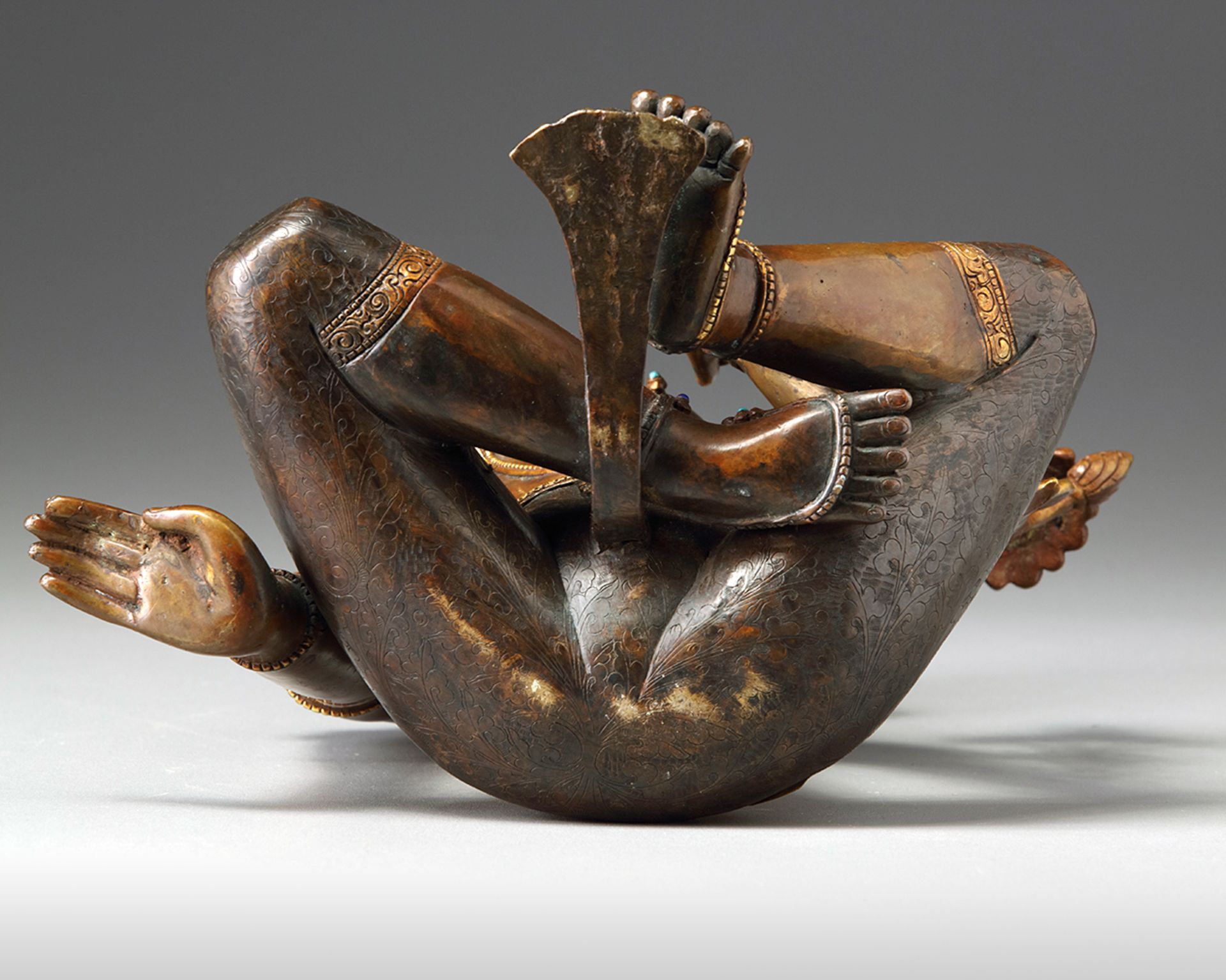 A Nepalese parcel gilt bronze figure of a bodhisattva - Bild 5 aus 5