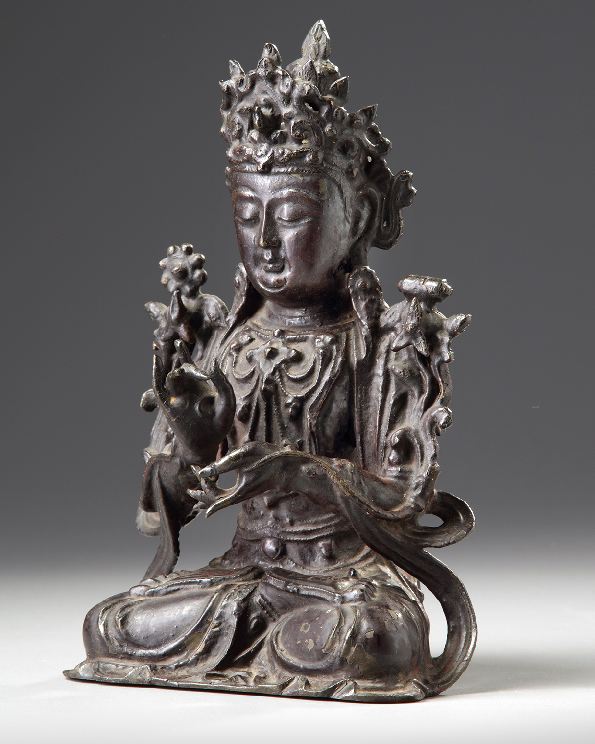 A Chinese gilt laquered bronze Guanyin - Image 4 of 6