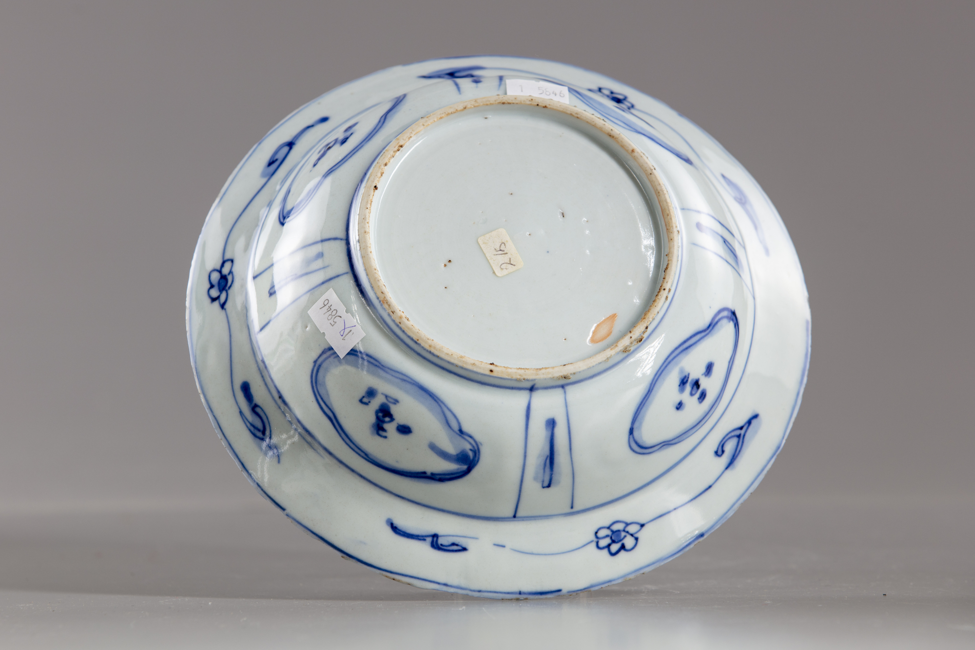 A Chinese blue and white 'grasshopper' 'Kraak porselein' bowl - Image 3 of 4