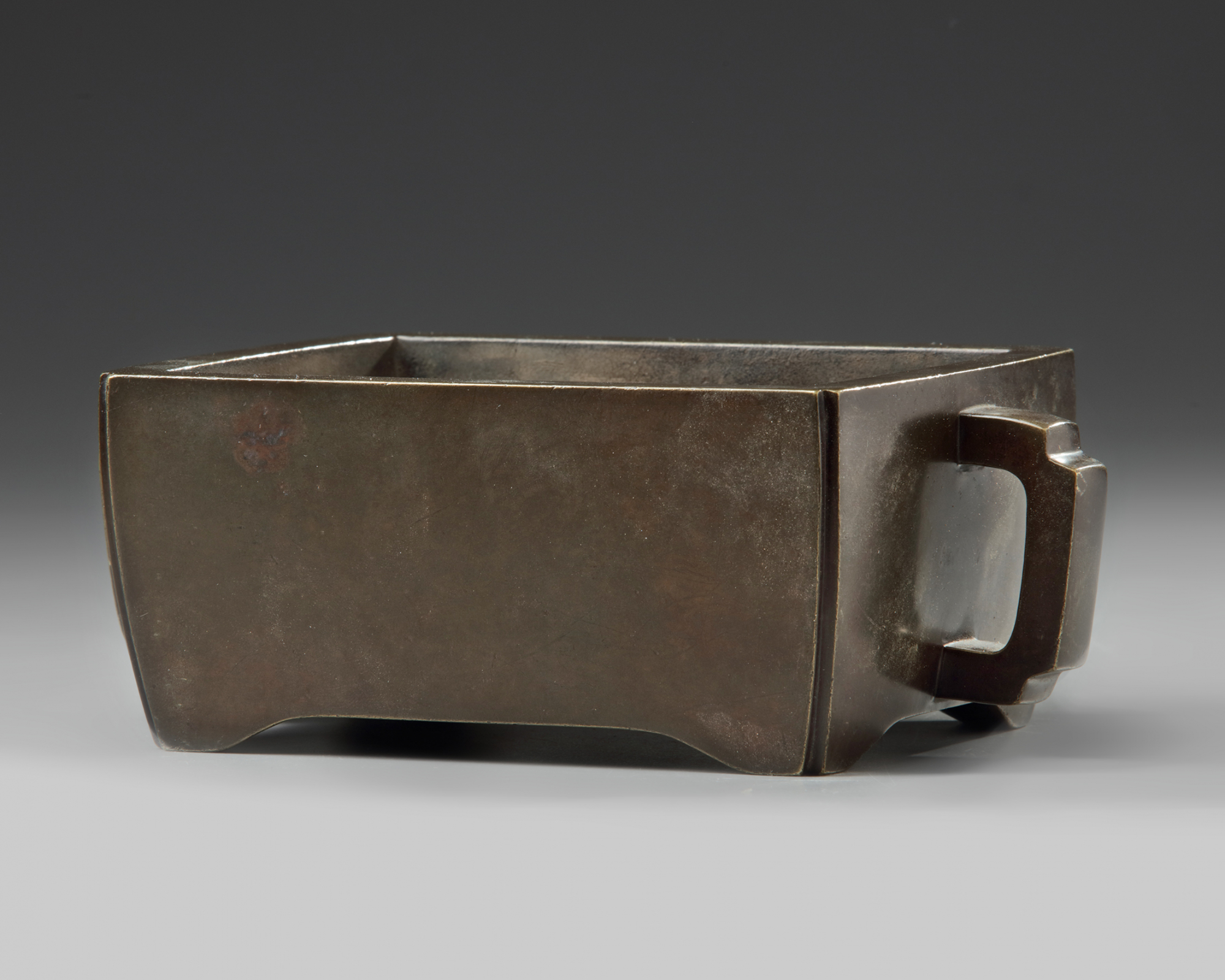 A Chinese bronze rectangular censer - Image 3 of 5