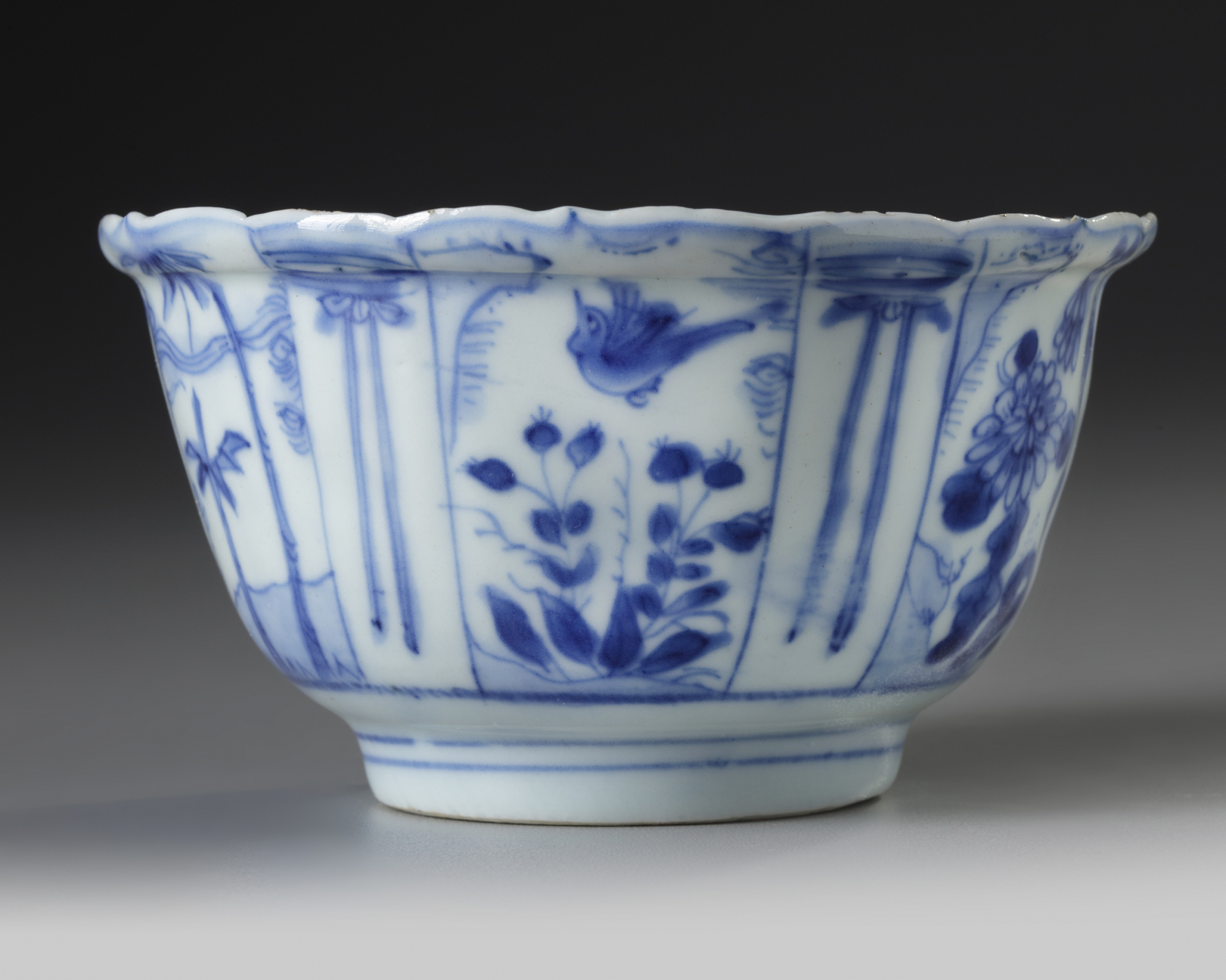 A Chinese blue and white 'Kraak porselein' bowl - Image 2 of 5