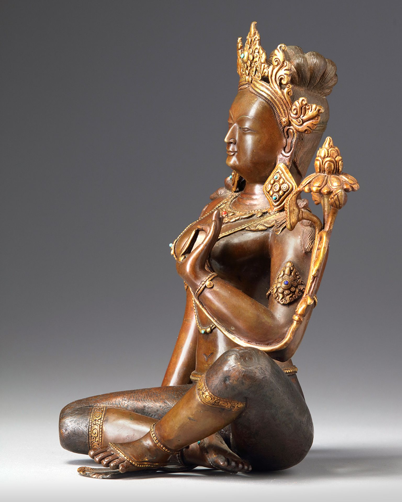 A Nepalese parcel gilt bronze figure of a bodhisattva - Bild 3 aus 5