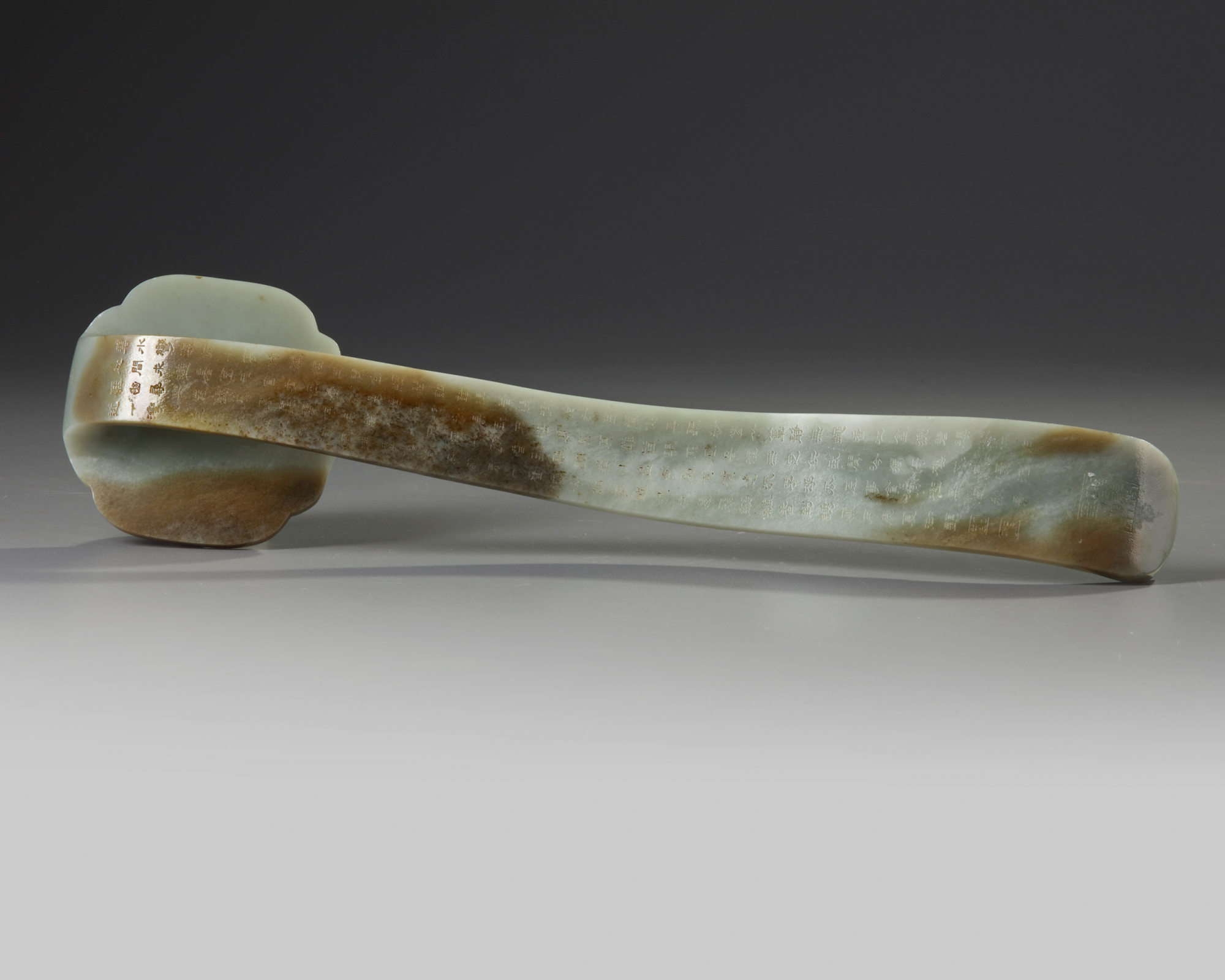 A Chinese pale celadon jade scepter - Image 3 of 4