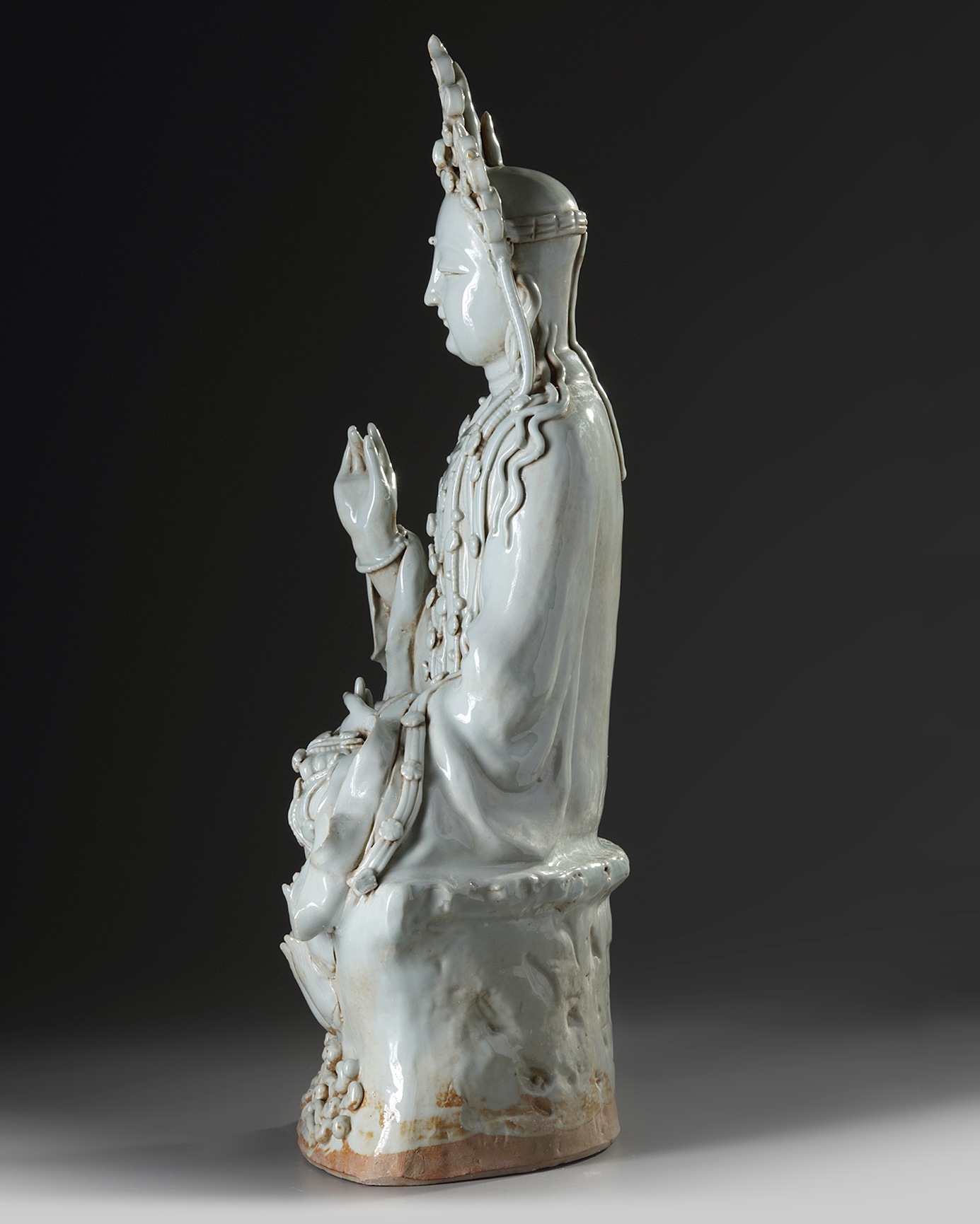 A large Chinese qingbai figure of Guanyin - Image 3 of 6