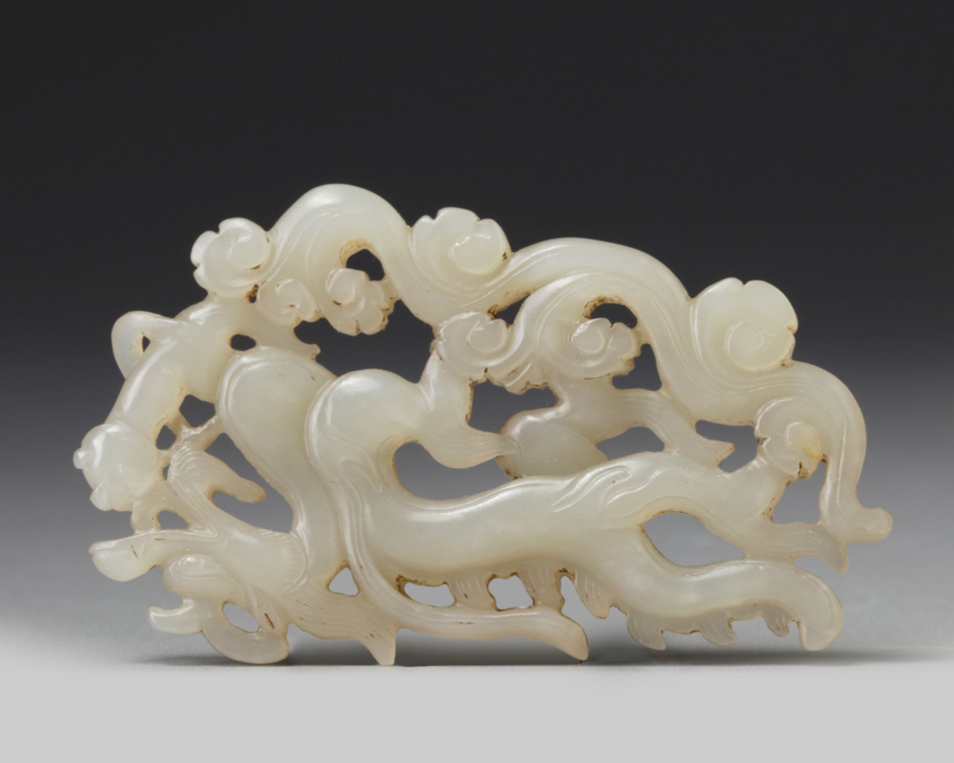 A Chinese white jade 'dragon' plaque - Bild 2 aus 2