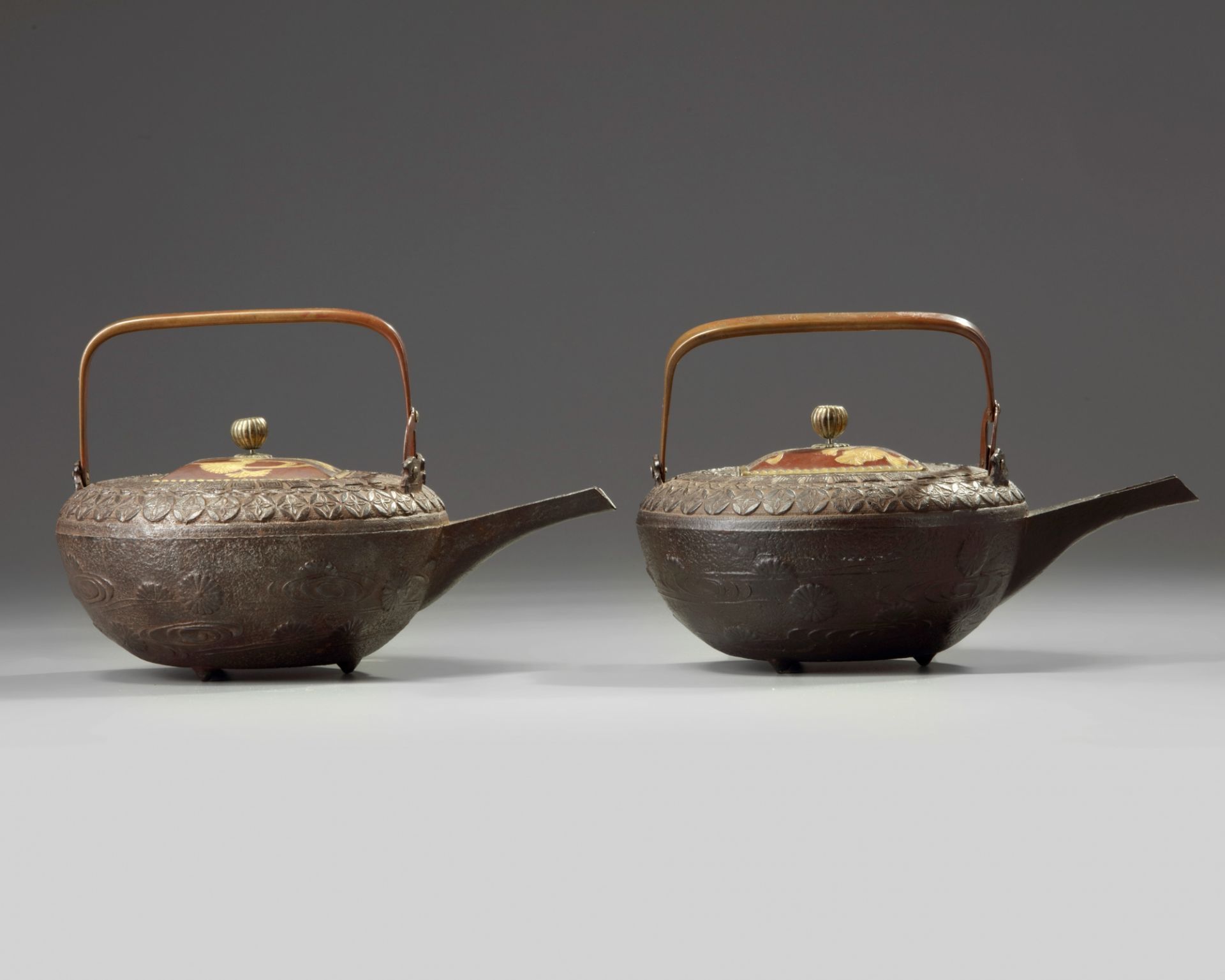 A pair of Japanese sake-kettles - Image 2 of 4