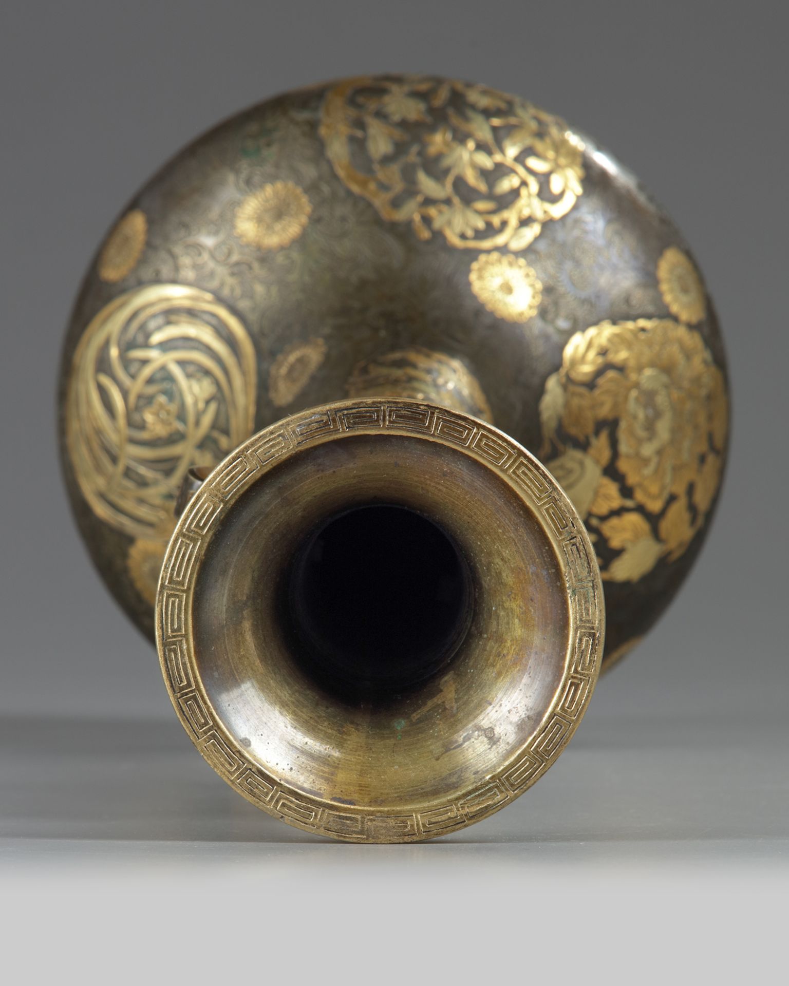 A Japanese gilt bronze vase - Bild 5 aus 6