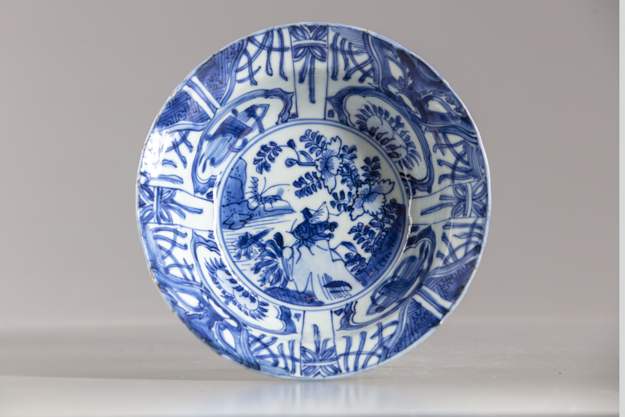 A Chinese blue and white 'grasshopper' 'Kraak porselein' bowl - Image 2 of 4