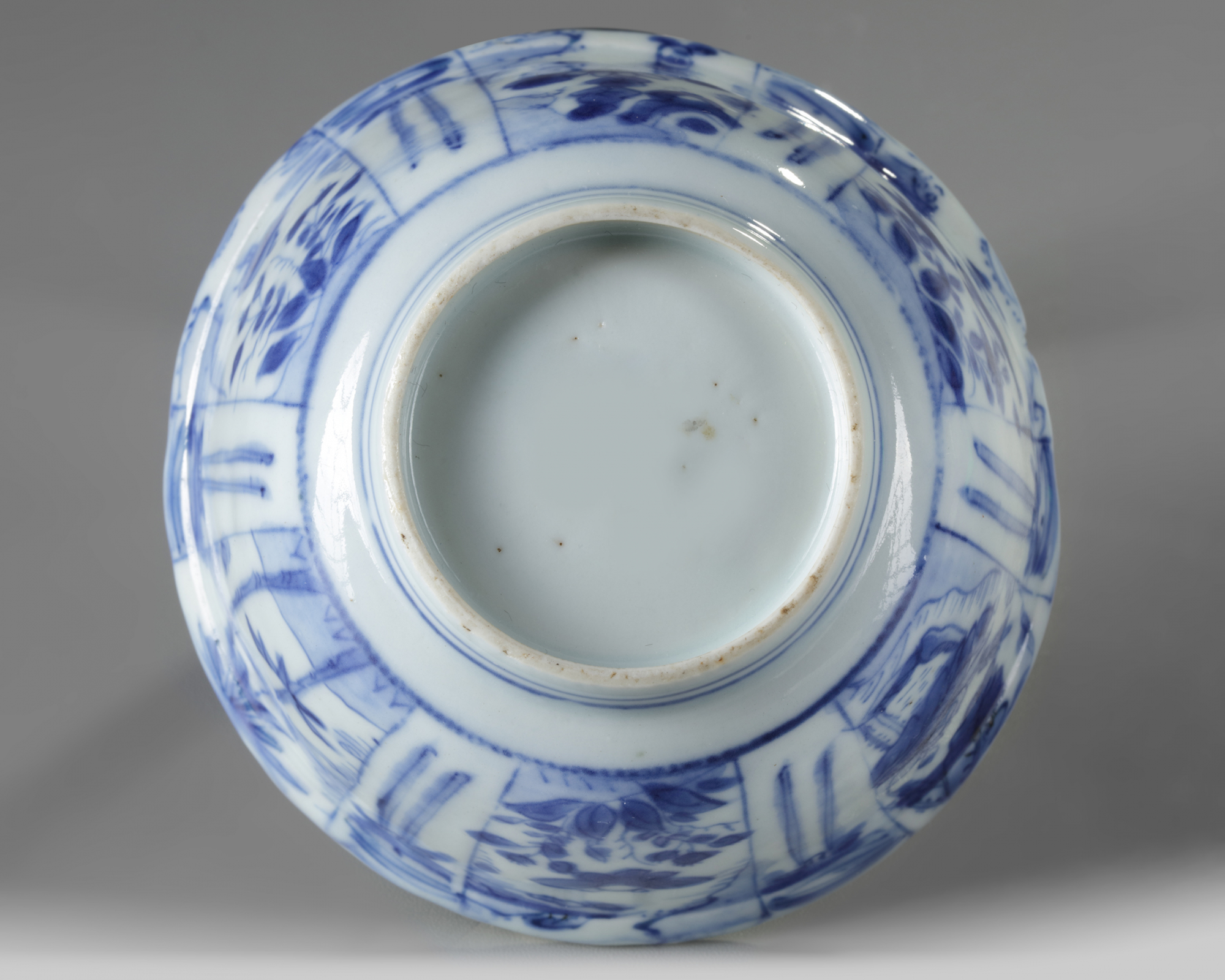 A Chinese blue and white 'Kraak porselein' bowl - Image 3 of 5