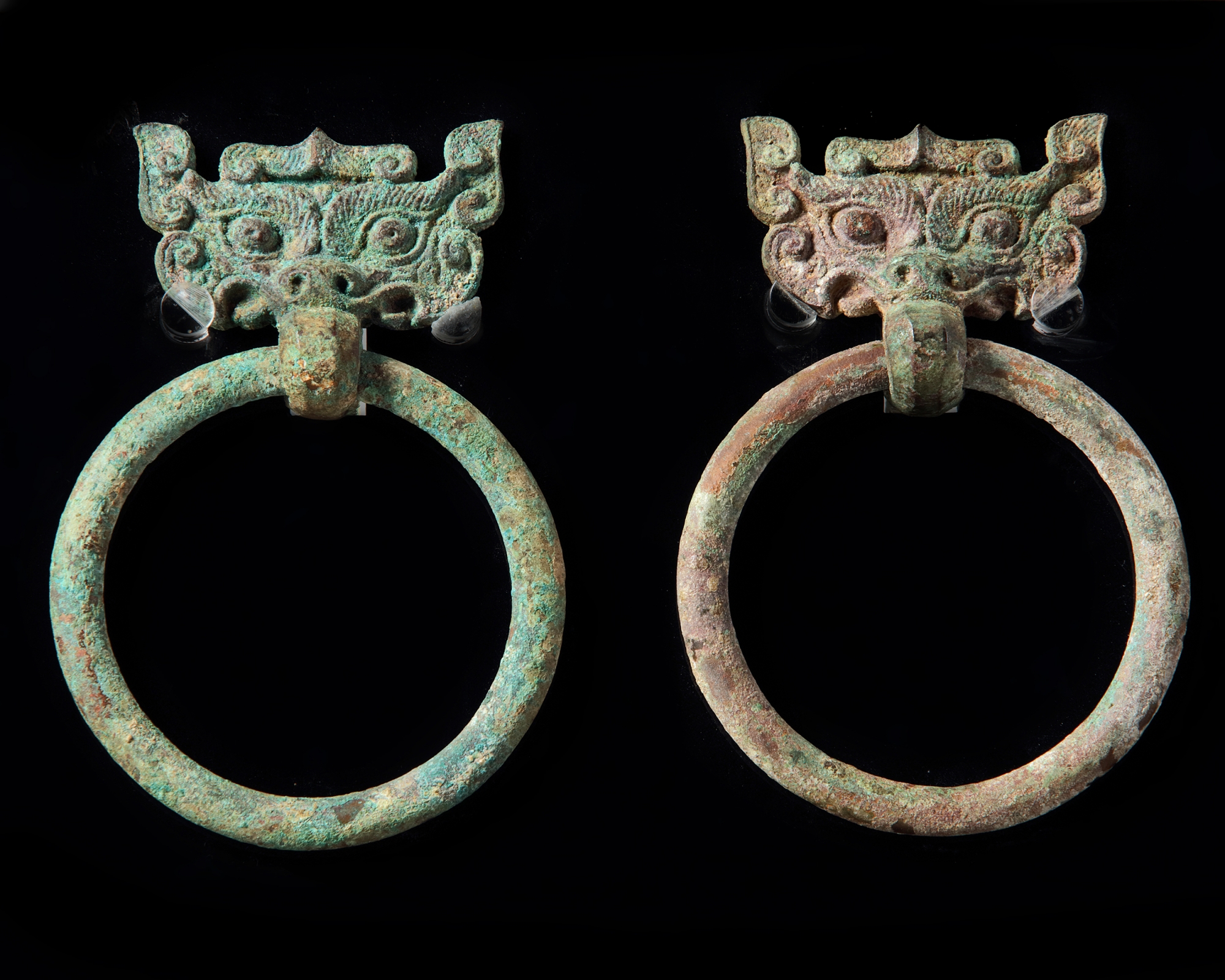 A pair of Chinese bronze taotie mask fittings with loose-ring handles - Image 4 of 4