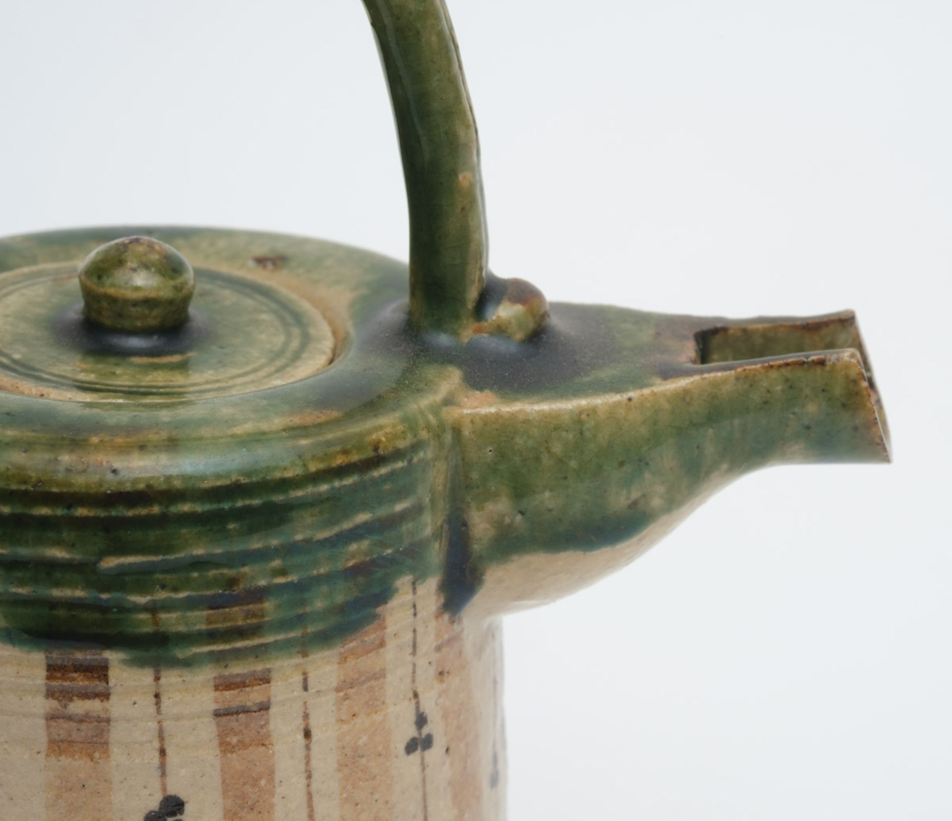A Japanese oribe-ware cylindrical teapot with handle - Bild 3 aus 5