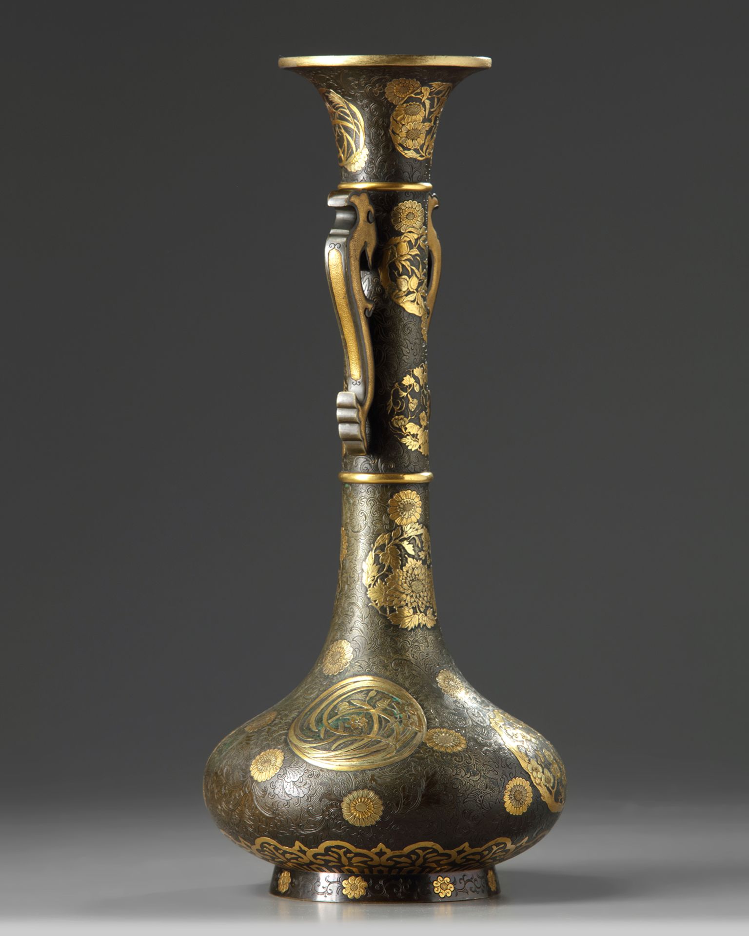 A Japanese gilt bronze vase - Bild 2 aus 6