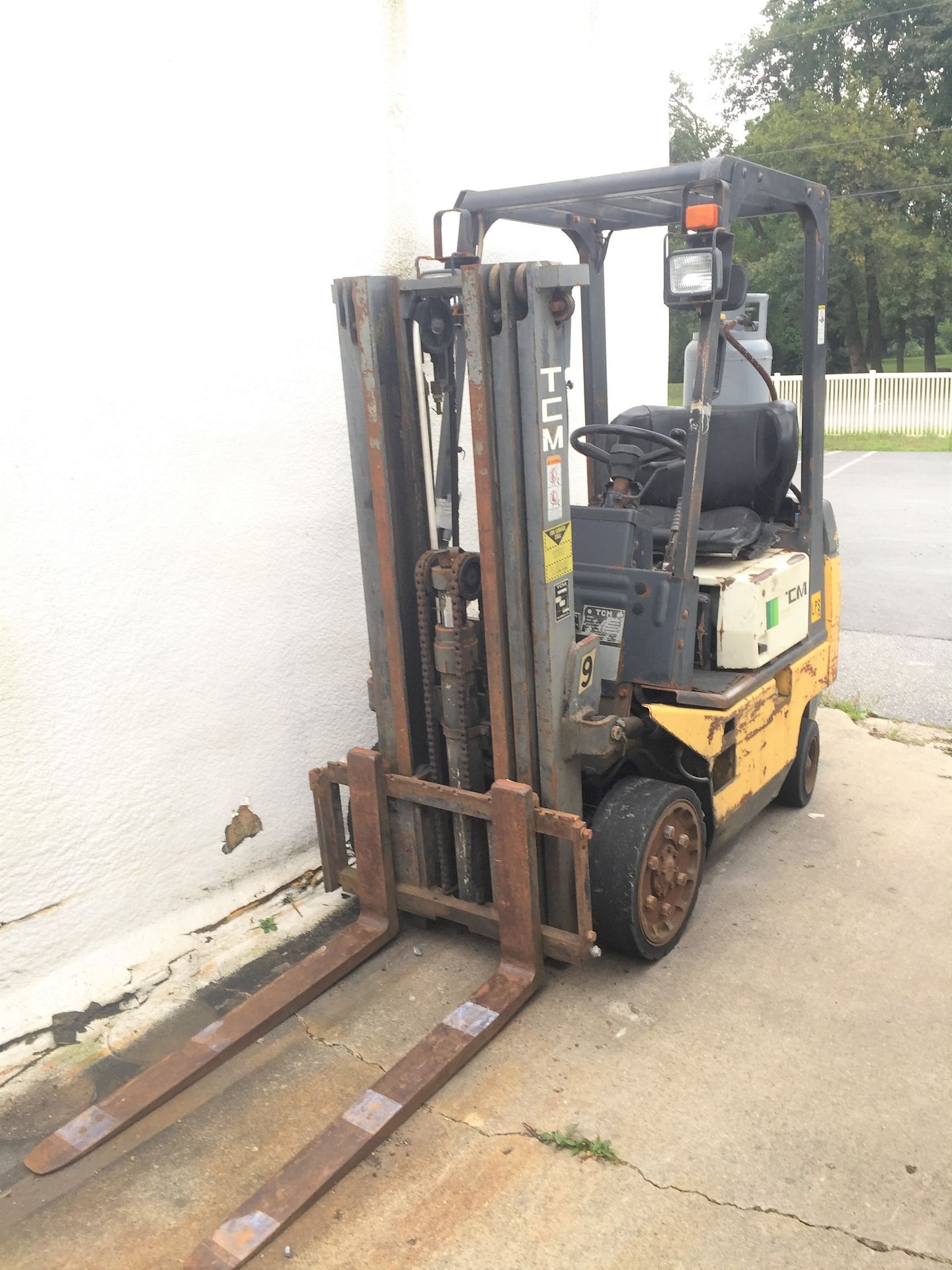 TCM 3000 LB forklift Model FCG15T8T. Buyer agrees to leave the forklift on location for 1 week so - Image 4 of 5