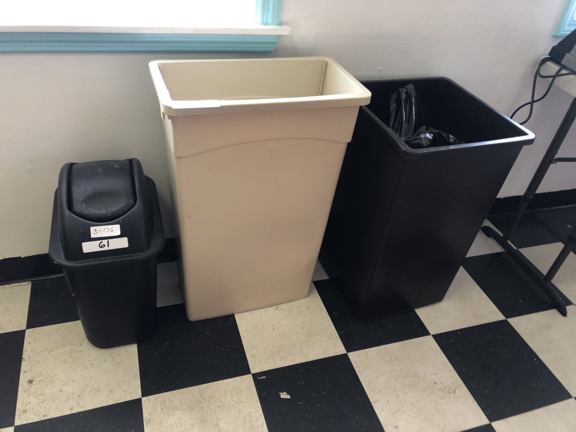 Trash can lot 3 trash cans