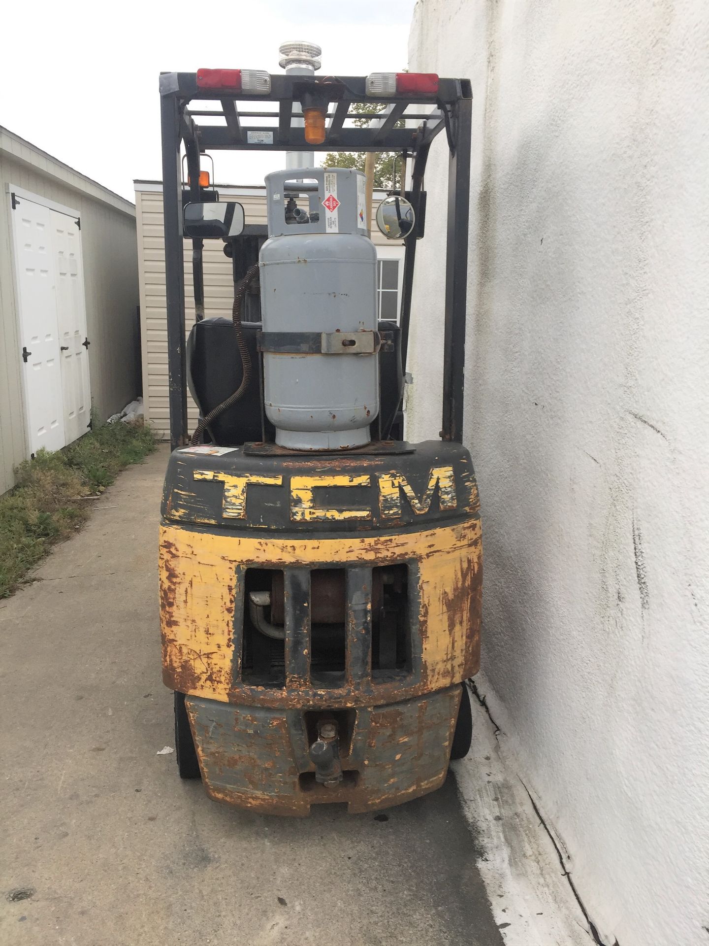 TCM 3000 LB forklift Model FCG15T8T. Buyer agrees to leave the forklift on location for 1 week so - Image 5 of 5