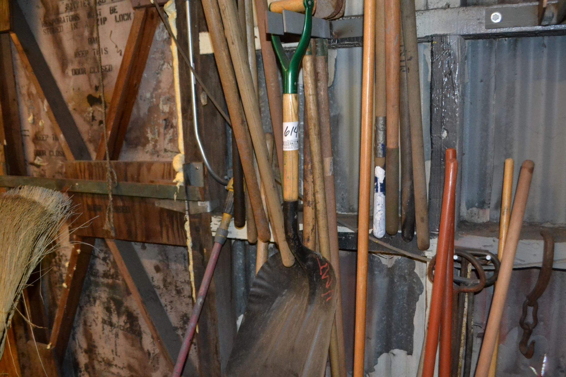 roll of reinforced plastic, roll of paper, asst. brooms and shovels along wall - Bild 2 aus 3