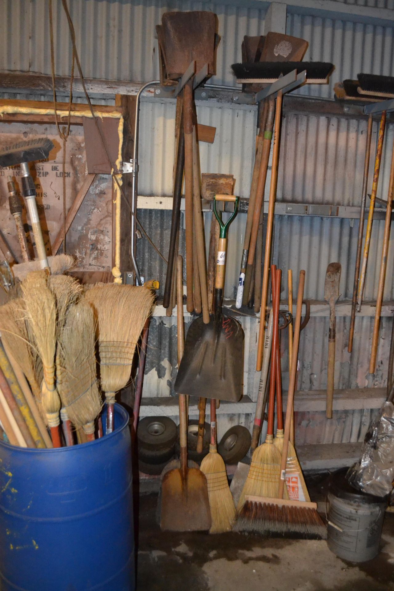 roll of reinforced plastic, roll of paper, asst. brooms and shovels along wall - Bild 3 aus 3