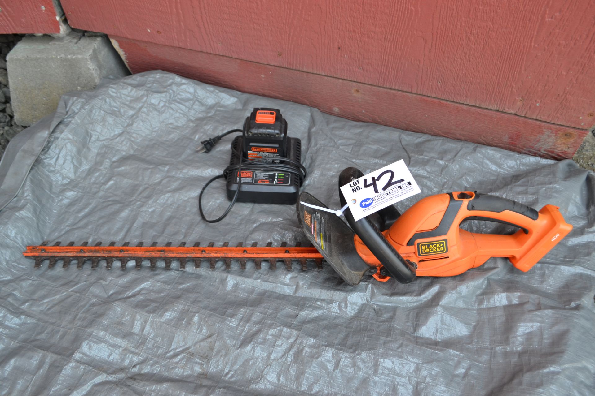Black & Decker LHT2436 40V Battery Powered Hedge Timmer c/w battery and charger