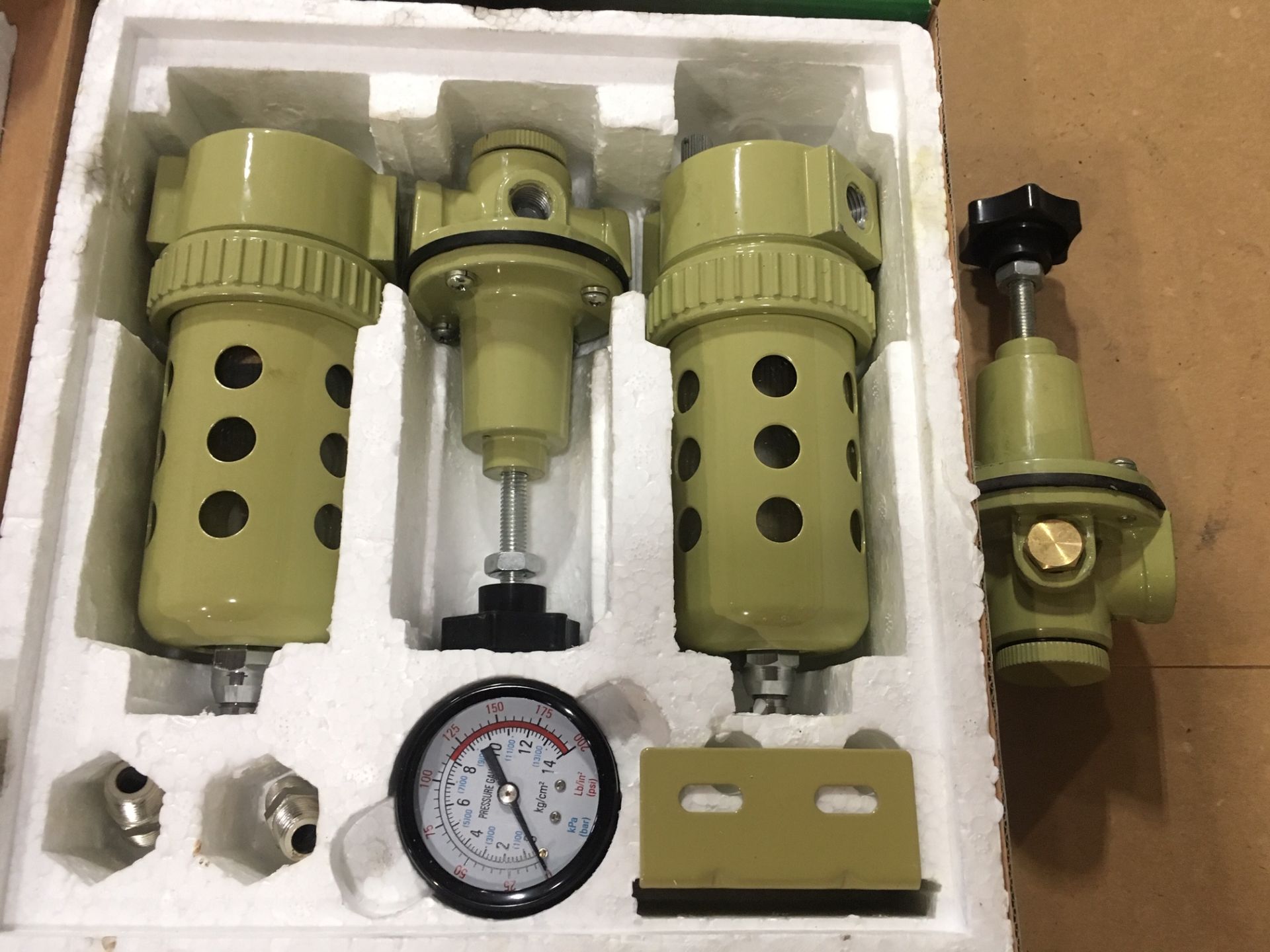 Central Pneumatic 45009 Air Regulator 125PSI New in Box c/w extra regulator unit - Image 2 of 2