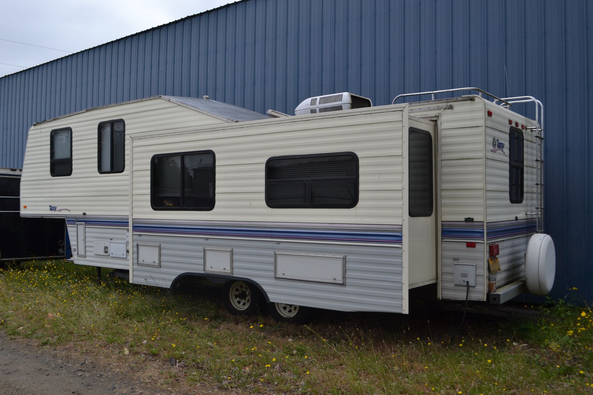 Terry 31’ tandem axle fifth wheel travel trailer c/w slide out.