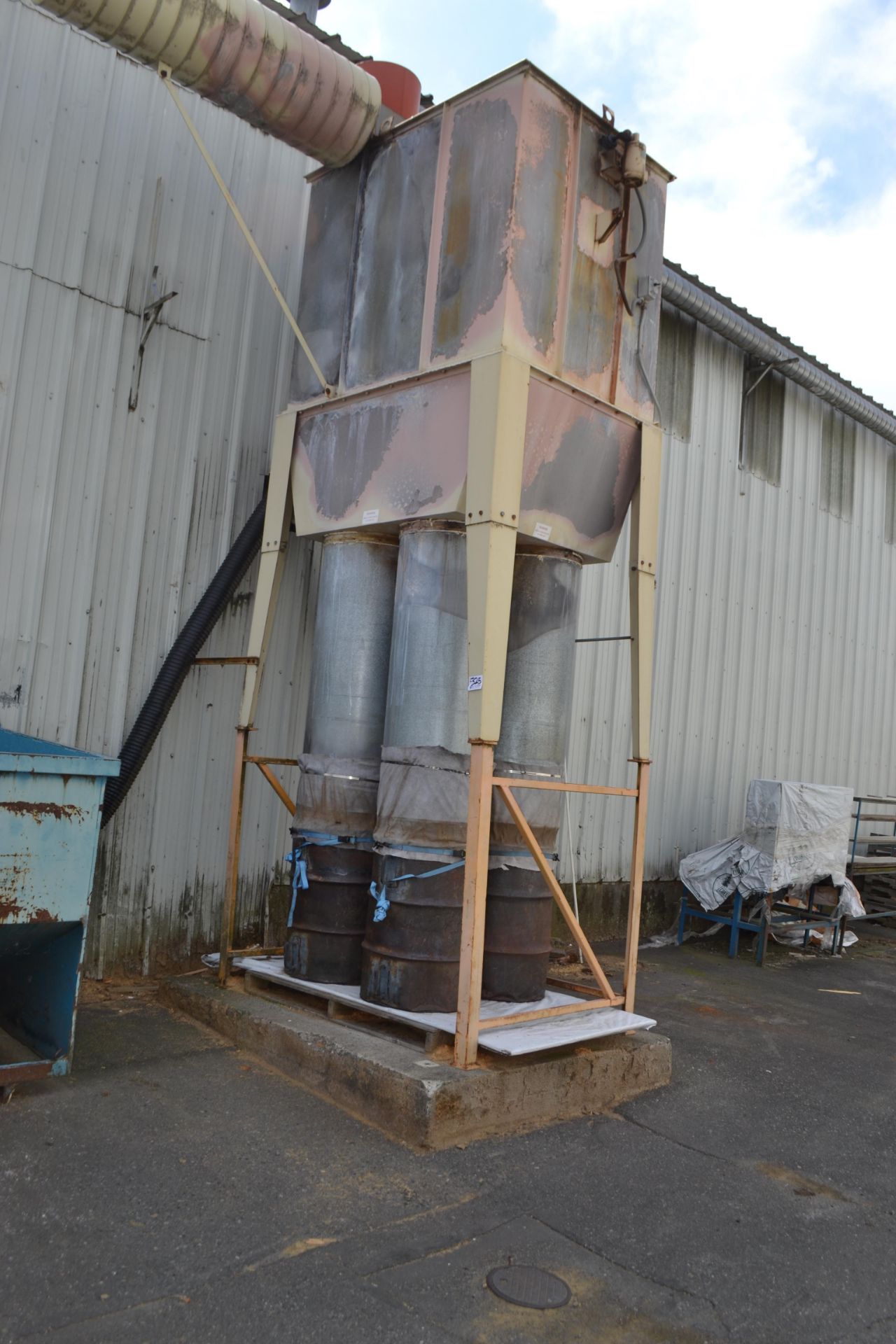 Murphy Rodgers Baghouse Dust Collector feeding 4 55 Gallon Drums