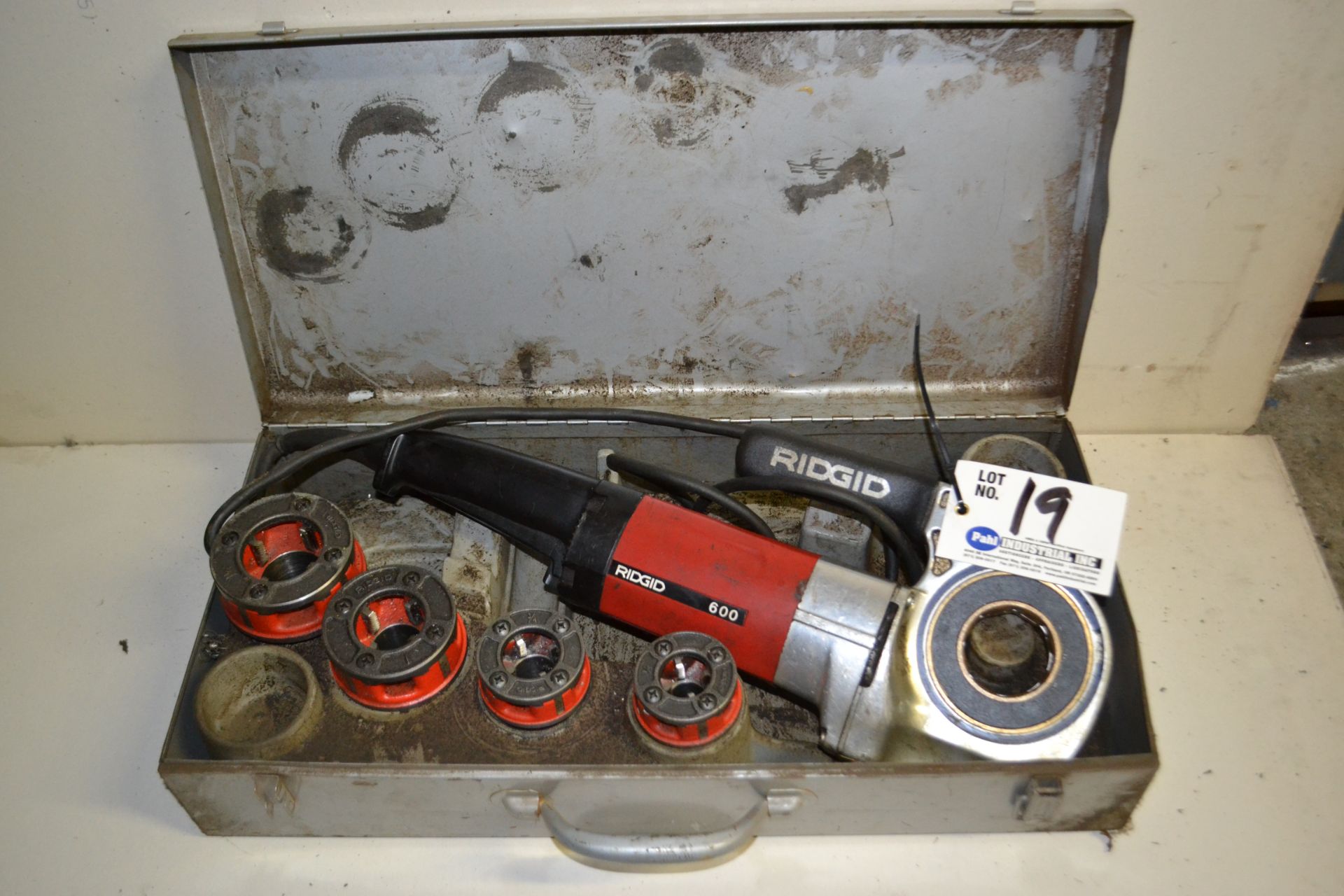 Ridgid 600 Portable Pipe Threader c/w 4 Dies