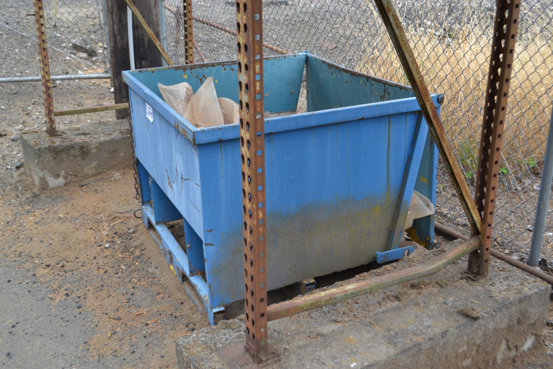 1.5 Yard Bottom Lift Gate Bin - Image 2 of 2