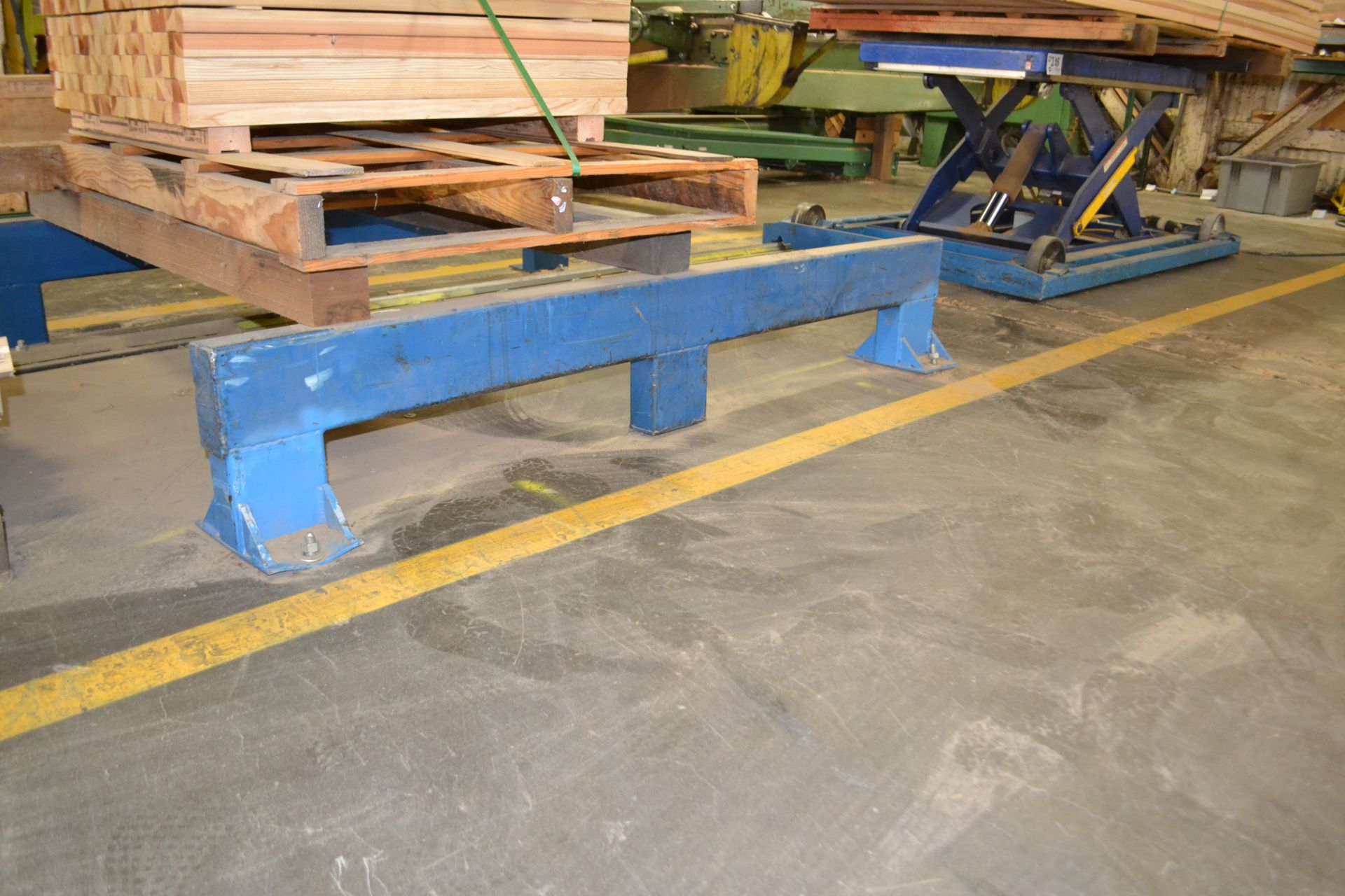 5' x 31" Scissor Lift c/w 20' Track and Load Station (Lumber not included) - Image 3 of 3