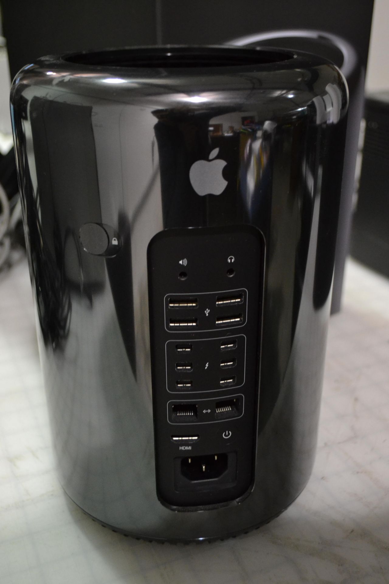 Apple Mac Pro Desktop Computer Model A1481 Serial: f5kr3058f9vm - Image 2 of 2