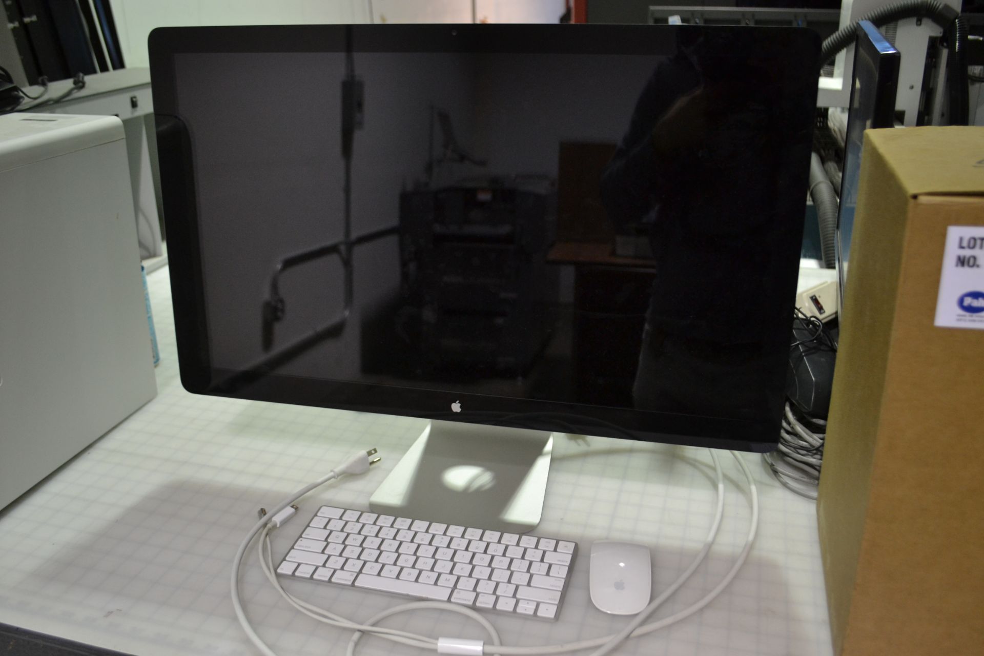 c/w Apple 27'' Monitor, Wireless Keyboard and Mouse - Image 5 of 6