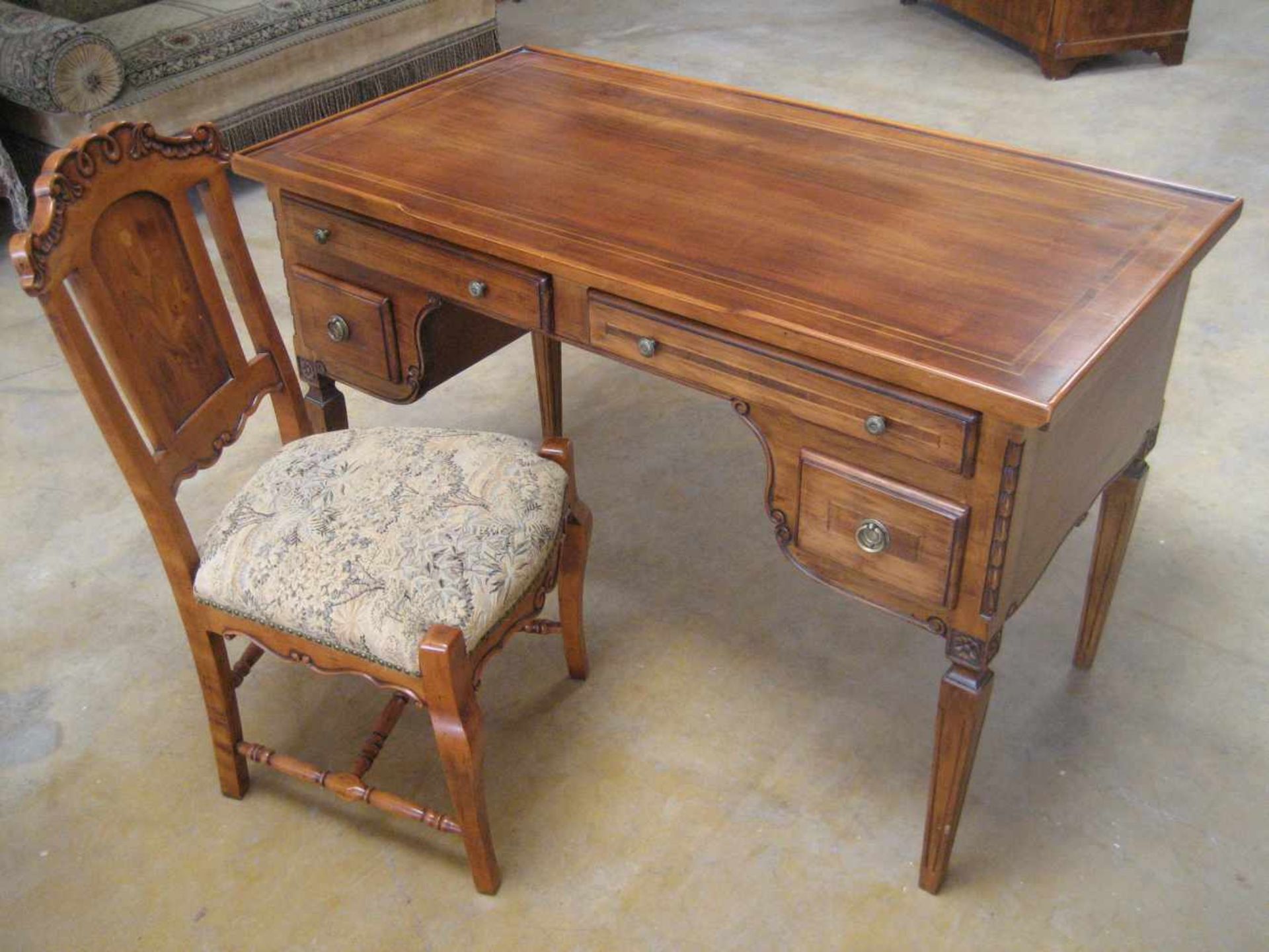 Schreibtisch, Louis XVI-Stil, neuzeitlich, Nussbaum teilweise massiv mit Intarsien, vier Schubladen,
